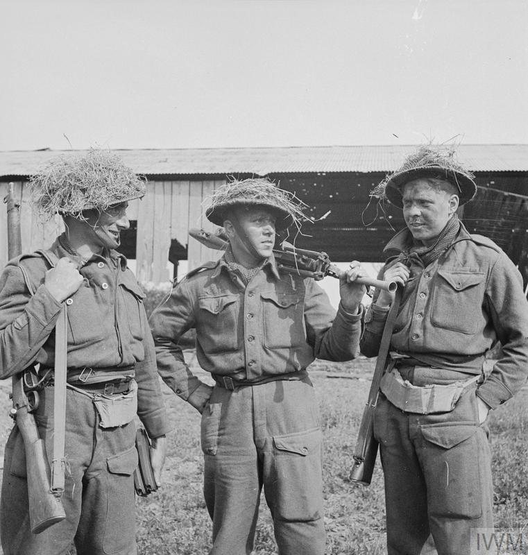 Des hommes du 1/5th Welch Regiment se sont engagés dans des tâches de dégagement de tireurs d'élite, le 10 août 1944. De gauche à droite : le Sdt G Wyatt ; Sdt RJ Wilkes; Sdt JC Kershaw.© IWM (B 8978)
