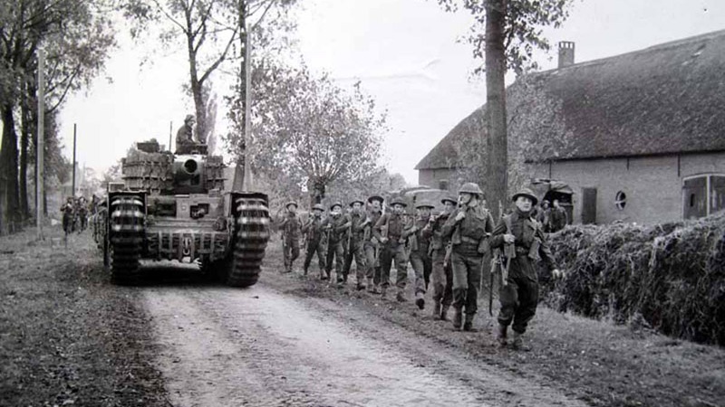 Soldats de la 53e Division (galloise) avançant à travers la Normandie en 1944.Le Regimental Museum of the Royal Welsh