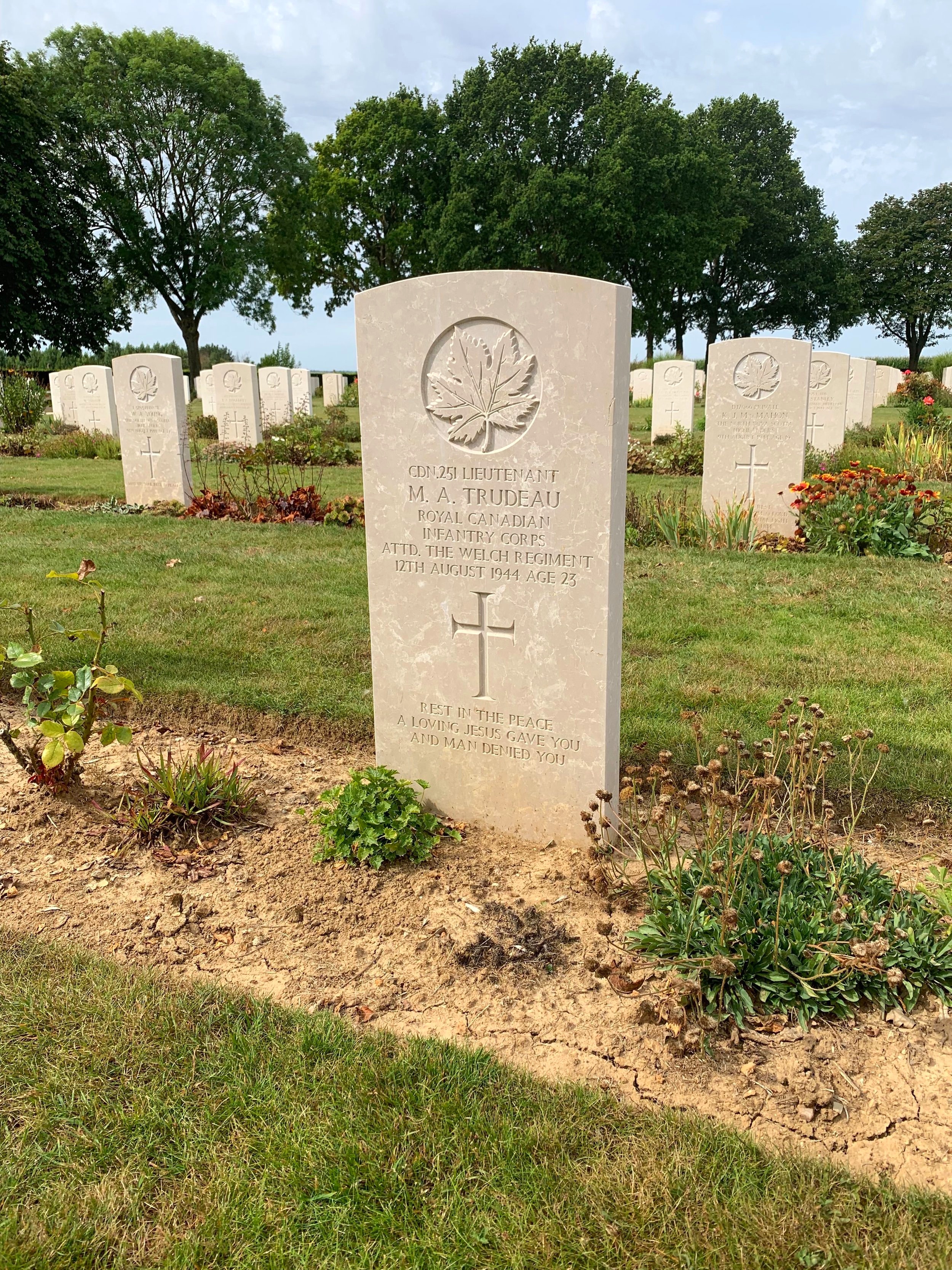 Le lieutenant Maurice Trudeau était l'un des 75 officiers canadiens tués en Normandie alors qu'il était prêté à l'armée britannique. L'épitaphe sur sa pierre tombale se lit comme suit "Repose en paix qu'un Jésus aimant t'a donné et qu'un homme t'a refusé." Avec l'aimable autorisation de Jen Sguigna et du Juno B…