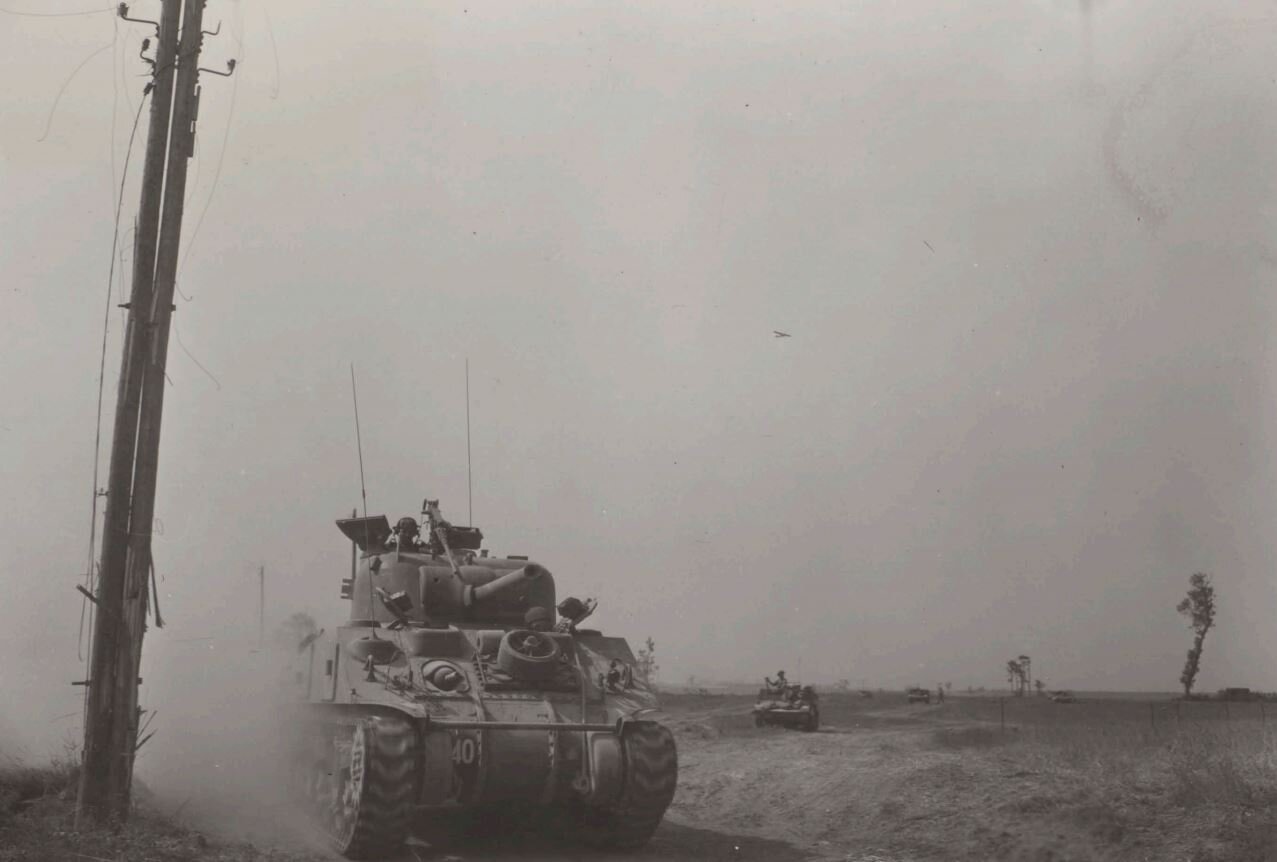 Des chars Sherman de la 4e division blindée en mouvement près de Cintheaux, en France, lors de l'opération Totalize.