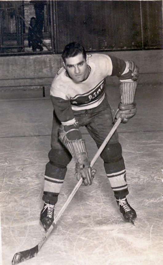 Moe Hurwitz joue au hockey.png