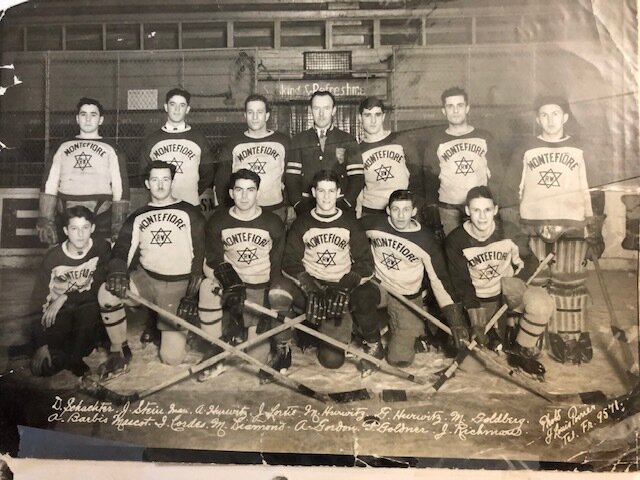 Équipe de hockey juive les Montefiores: Moe est à la droite de l'entraîneur. Les frères Archie, George et Max et le cousin Morris Diamond, comme indiqué sous la photo, ont tous joué au hockey ensemble.