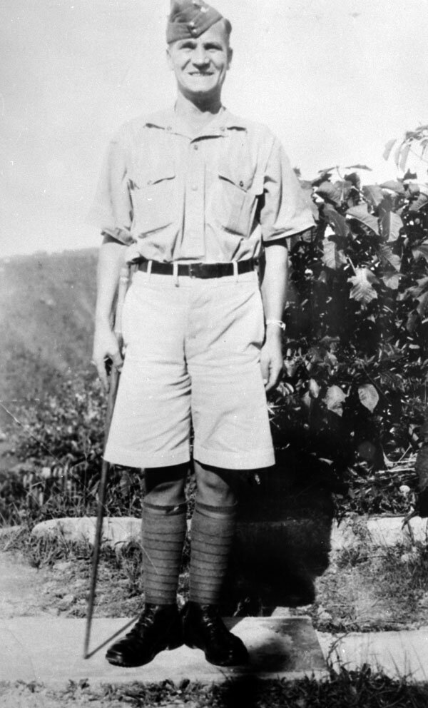 Le sergent-major de compagnie JR Osborn de la compagnie «A», The Winnipeg Grenadiers, Jamaïque, ca. 1940-1941. Tué au combat à Hong Kong le 19 décembre 1941, le CSM Osborn a reçu à titre posthume le numéro d'identification d'article de la Croix de Victoria: 3225429