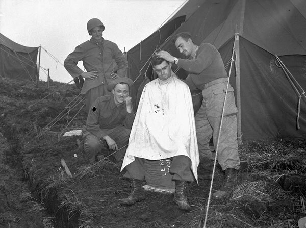 Un fantassin non identifié du Régiment de Hull se faisant couper les cheveux, Kiska, îles Aléoutiennes, août 1943 Numéro d'article: 3230065