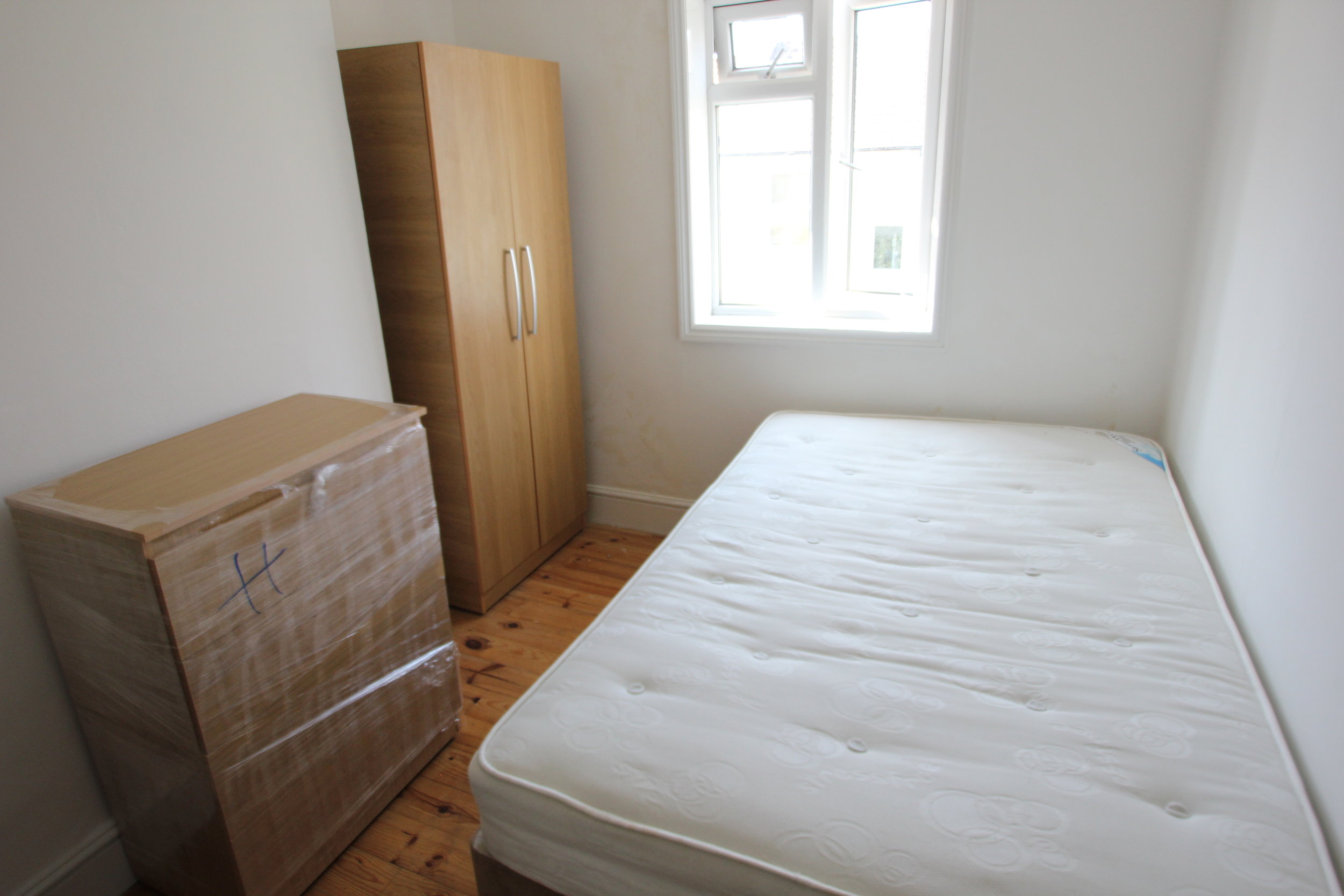 P1296 bedroom 1.jpg