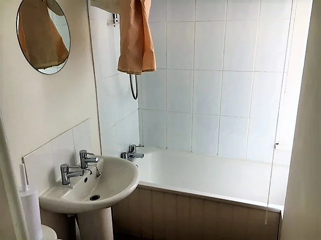 P2143 BATHROOM.jpg