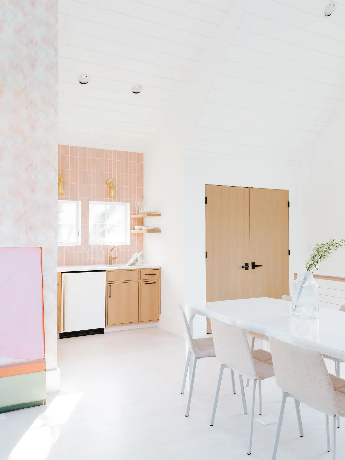 This month we are sharing some of our favorite spaces that pop with pink because pink isn&rsquo;t just a color - for me it&rsquo;s become a symbol of courage, compassion, and community.
#samanthaspappas  #breastcancerawarenessmonth #breastcanceraware