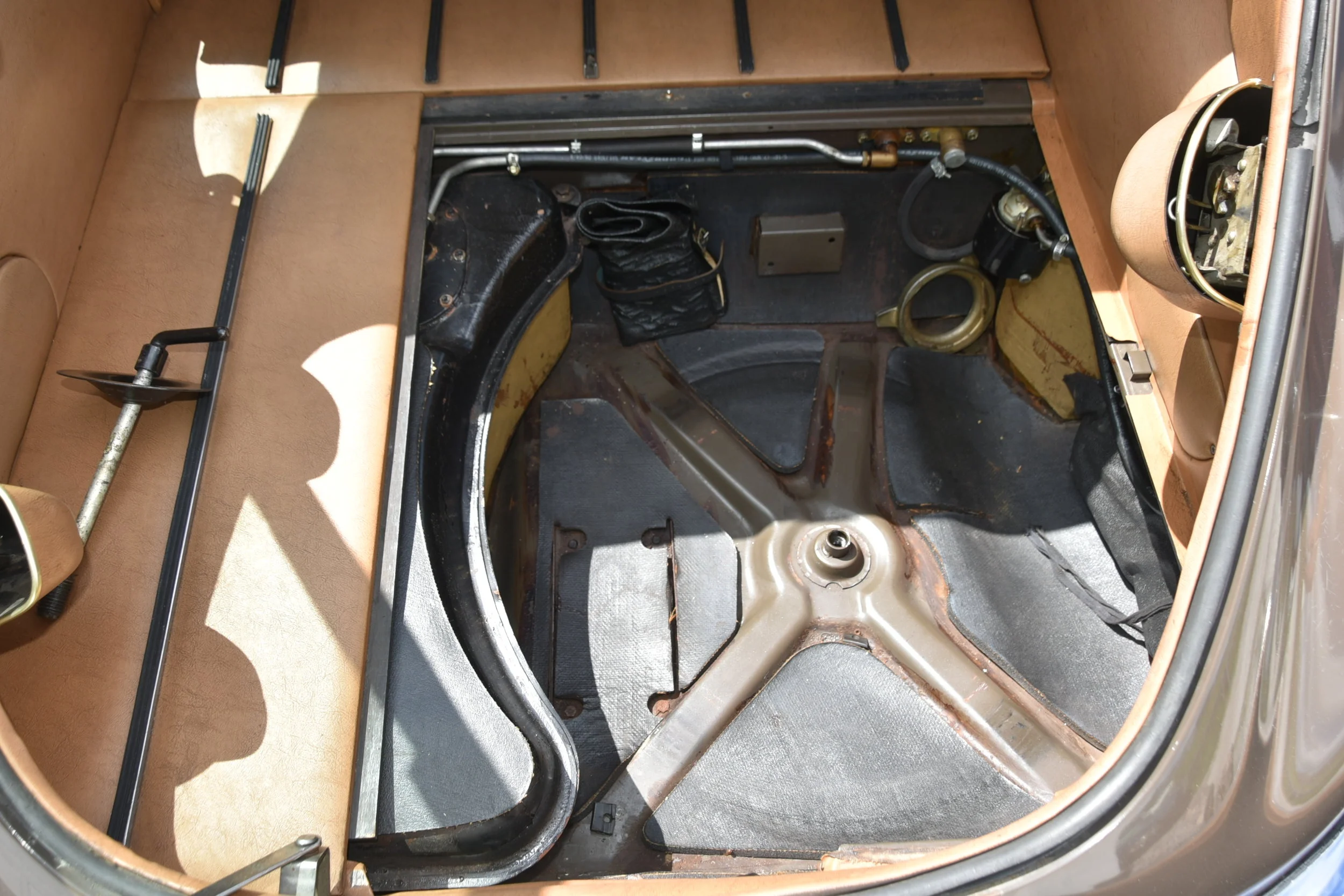 42-E-Type-Jag-2+2.JPG