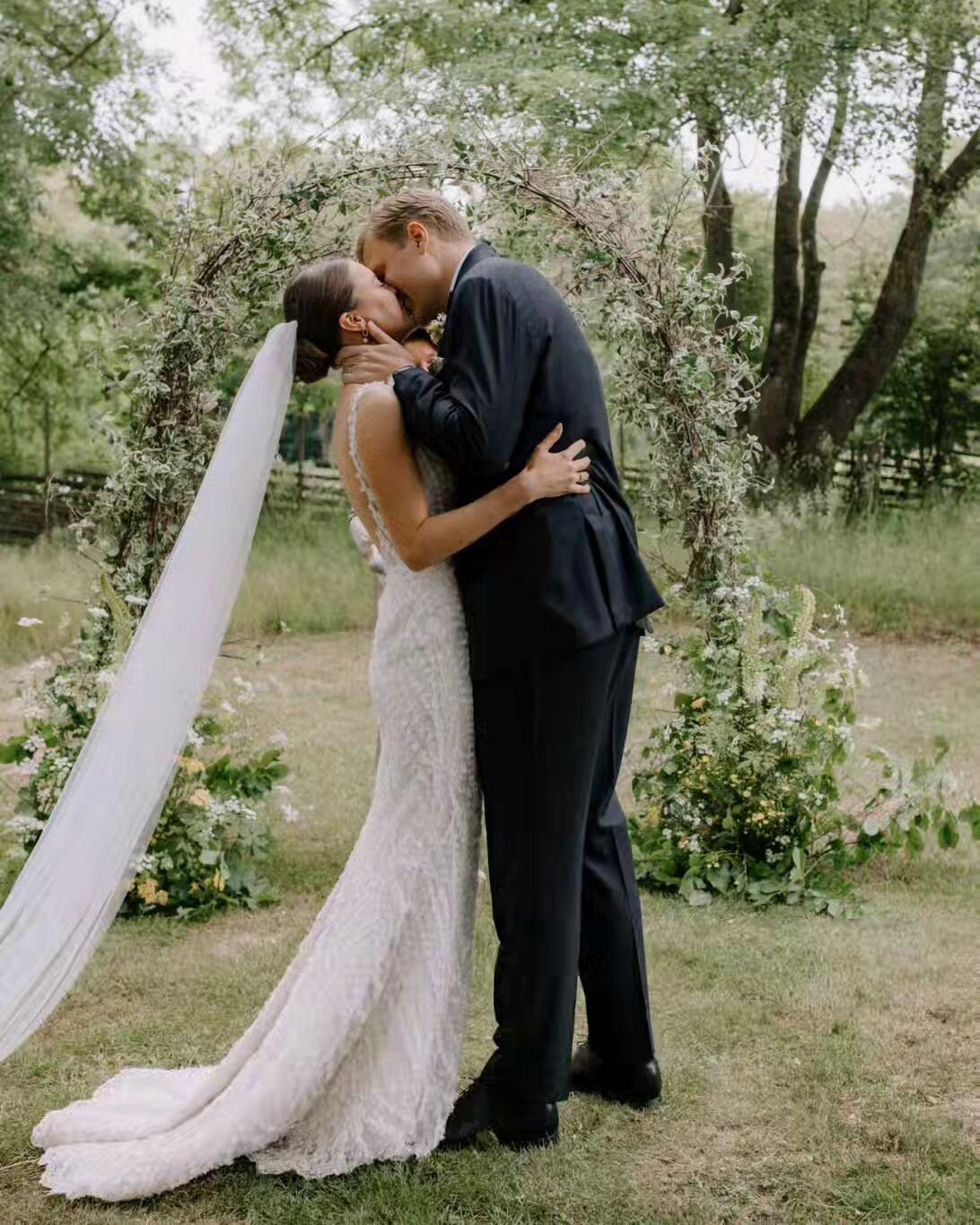 You may now kiss the bride! 💖

📸 @elkevdende
🌾@gouteva 
📋 @wahlman.weddings