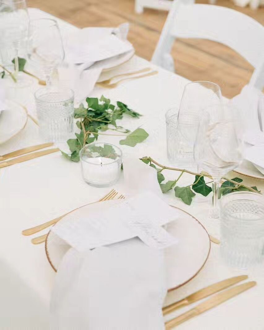 Many times, simplicity wins!🏆 Can you ever really go wrong with neutral tones, greenery, and some golden details?

Note the beautiful glasses from @westmansuthyrning that added some heaviness to the otherwise delicate and light tablescape.

📷 @lock