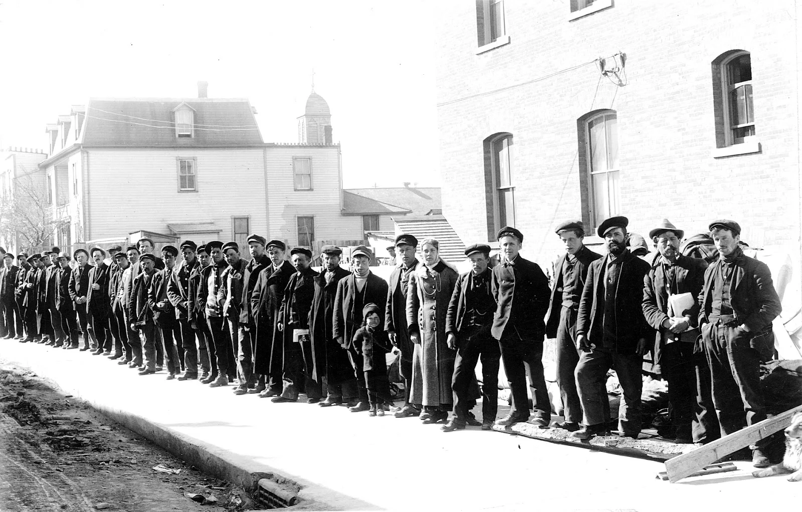 Early Framing 1908 people lined up for homesteads in the land rush Courtesy the Galt Museum & Archives: 19640023001 p 63