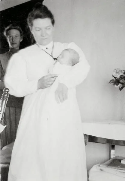 Marie van Haarlem holding the infant Margaret Livingstone . Courtesy the Galt Museum & Archives: