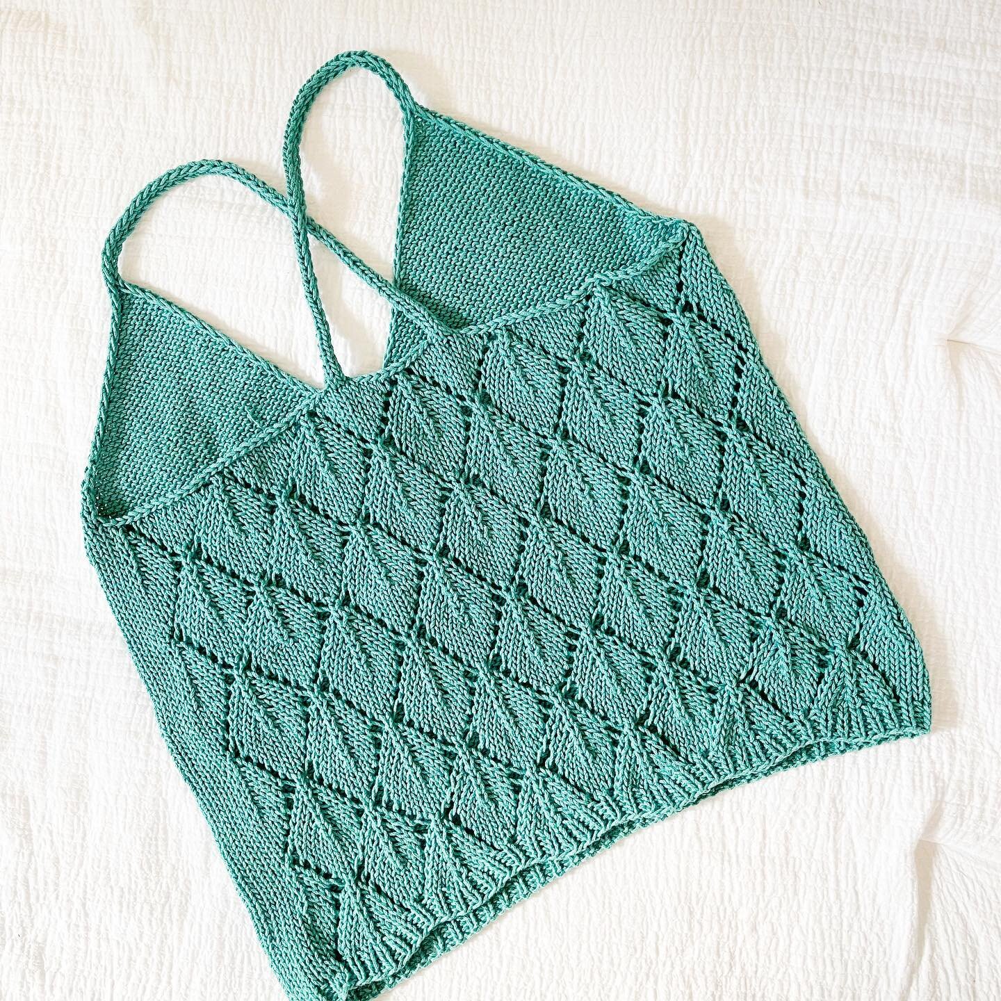 I made this Seasons Change Top last summer by @theknitstitch and it&rsquo;s still a summer fave&hellip;. 

It&rsquo;s knit in @lionbrandyarn 24/7 cotton
.
.⁣
.⁣
.⁣
.⁣
#knittersofig #knitknitknit #makersgonnamake #igknitter #handknit #knittingaddict #