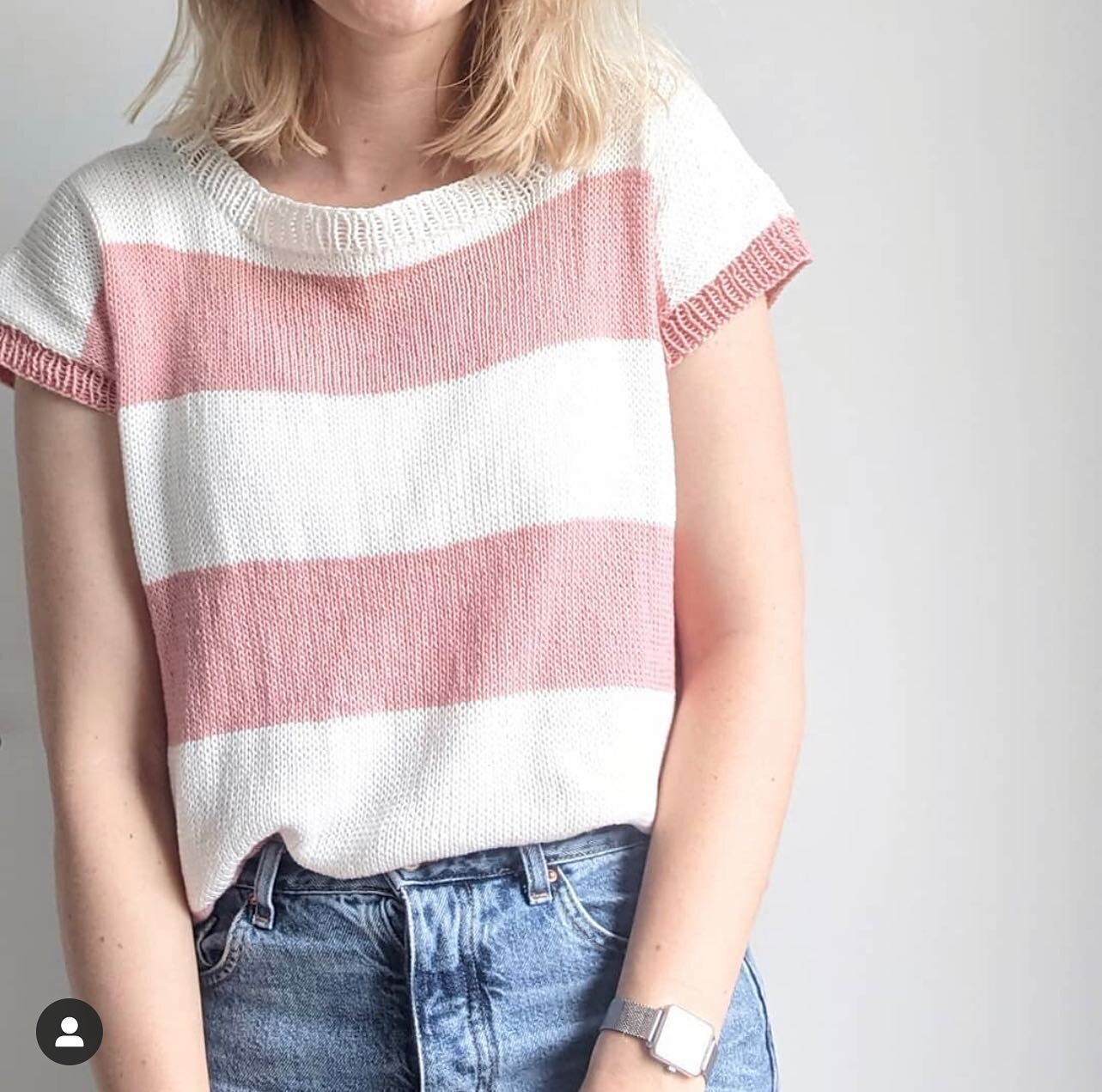 Just love this version of the Seacrest Tee Suzanne from @crochetkeepsthedoctoraway 💕
.
 This pattern is free on ashleylillis.com
.
Thanks, Suzanne, for sharing your beautiful work!
.
.
.
.
.
.
.
.
#freeknittingpattern #knittingpattern #knittinginspi