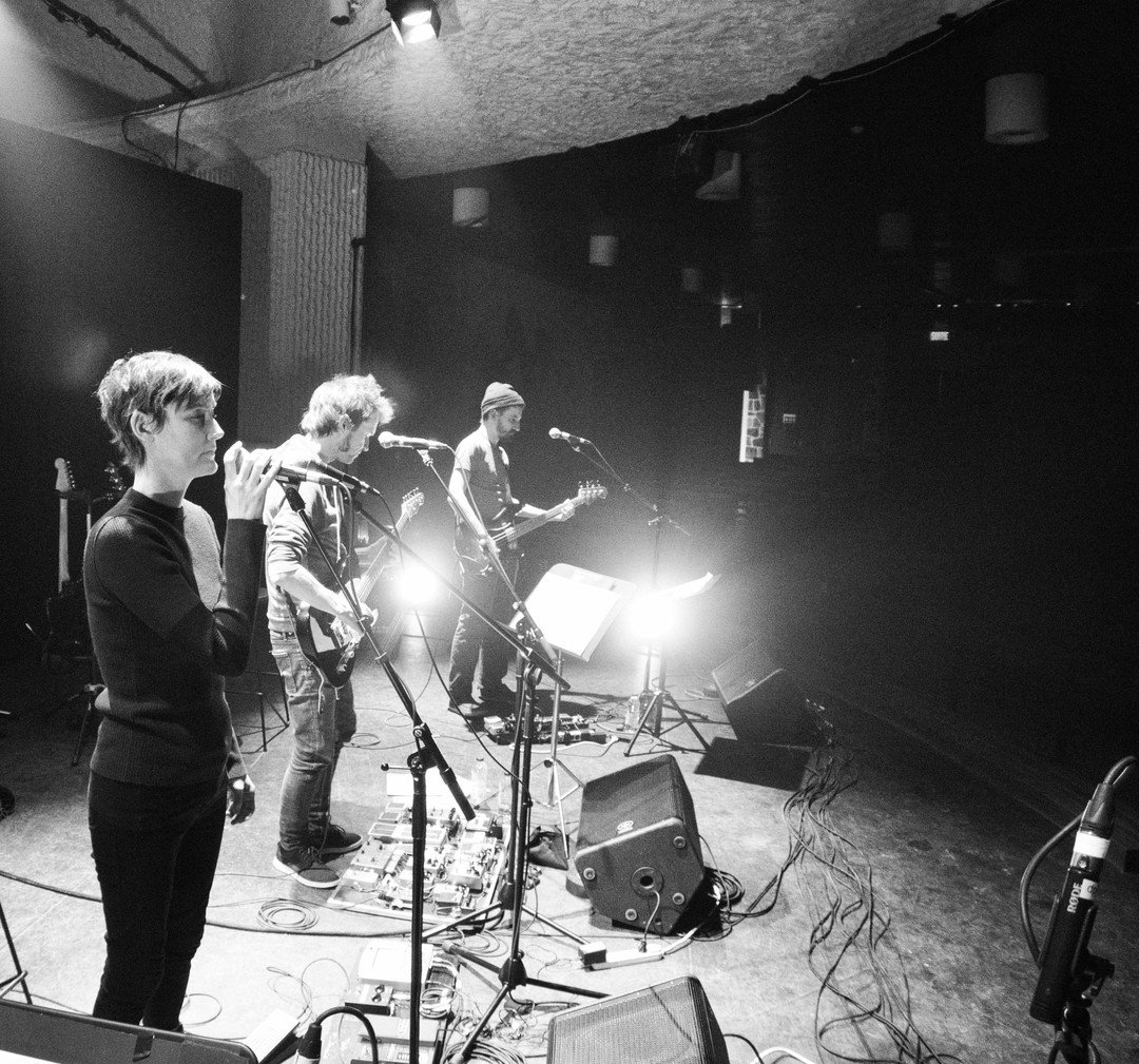 Souvenir de r&eacute;p&eacute;tition au Carrefour Culturel de Notre-Dame-des-Prairies.

Cr&eacute;dit photo : Jean-Fran&ccedil;ois de Bellefeuille

#lamaisonhband #lautreterremusique #rehearsal #musicrehearsal #repetition #bnw #bnwphotography #noiret