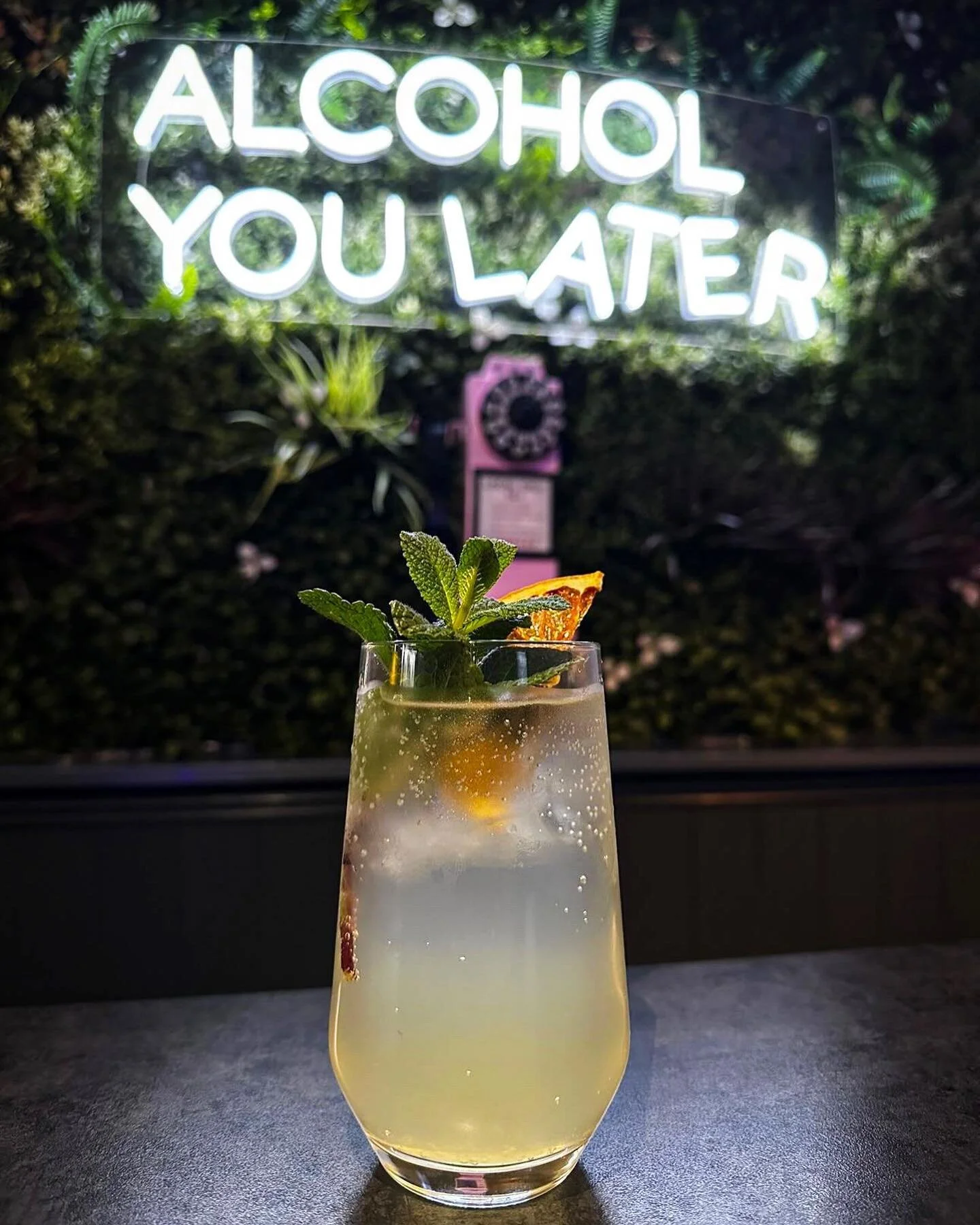 St. Germain fizz to start your April 🐣 

-
-
-
-
-
#aprilfool #westonsupermare #boysaliarpt2 #drinks #bristolfood