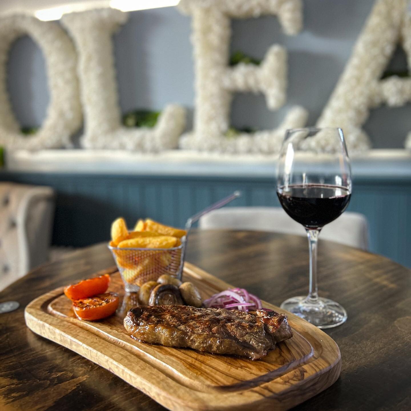 Sirloin Steak &amp; Wine.  A picture you can taste 🥩🍷

&bull;
&bull;
&bull;
&bull;
&bull;
#steaklover #westonsupermare #restaurant #bar #cocktails #mocktails #bristol #trendingfoods #fyp