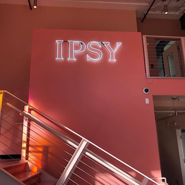 #duartessign #IPSY#SantaMonica#neonsigns#neonartists  installation of neon signs ,no wires shown neither transformer nice and clean job👍🏼