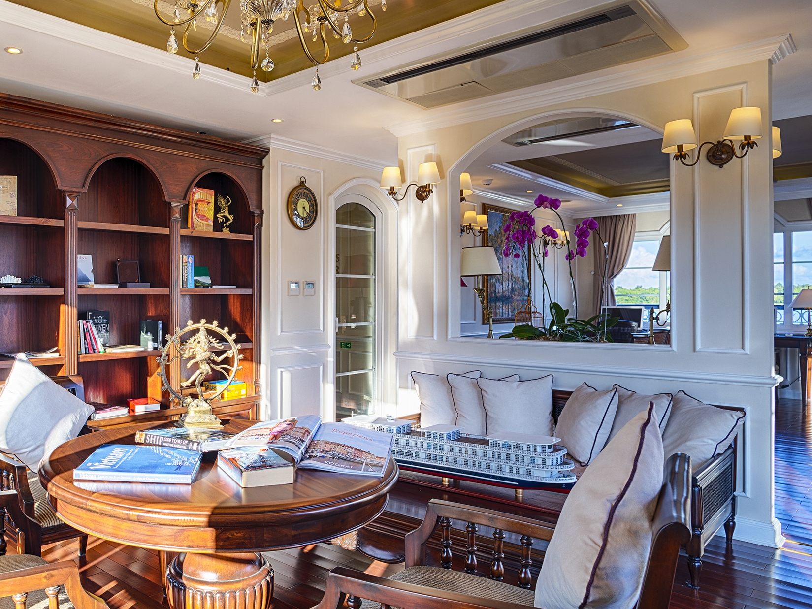 La Bibliotheque : It is the place to browse through a wide selection of books from authors who have also been enchanted by the beauty of Indochina.