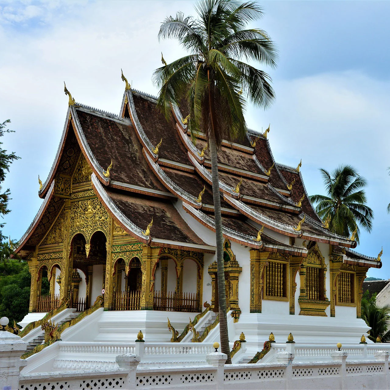 square_laos-luang-prabang-travel-3083967_1920-pixabay.jpg