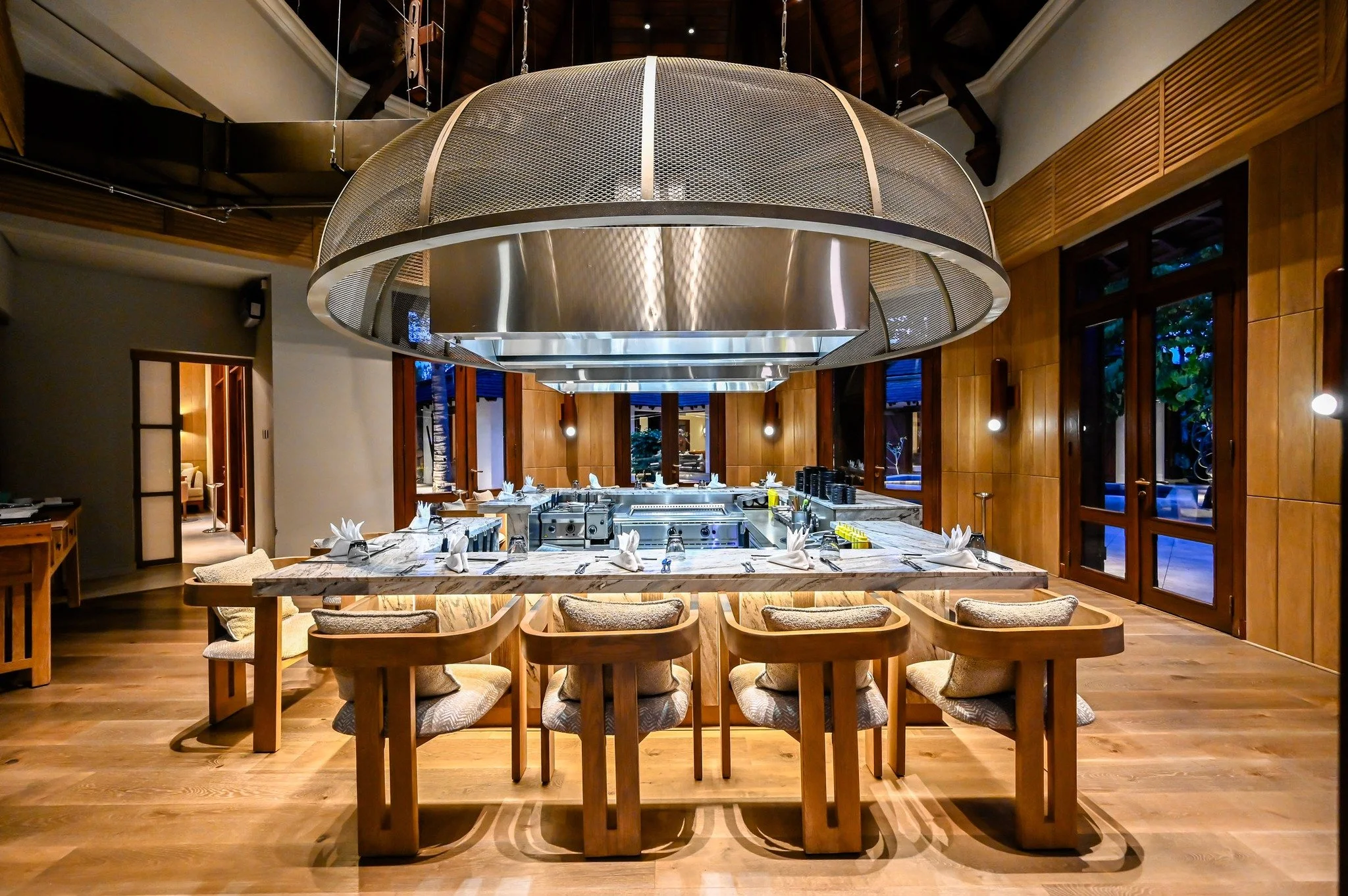 At Maradiva Villas Resort &amp; Spa Mauritius, Haiku offers theatrical Japanese dining, where expert teppanyaki chefs showcase fresh meats and fish as well as sushi, sashimi and a romantic twist of Thai and Chinese influences. Haiku&rsquo;s Washoku m