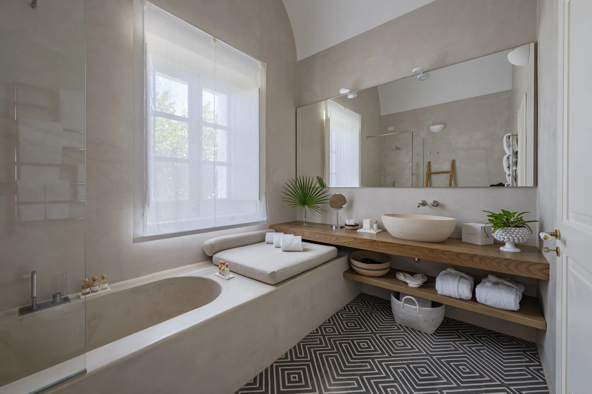 At Capofaro Resort in the majestic lighthouse the Lingua al Faro Suite features a sitting area and a dedicated outdoor space overlooking the garden and enjoys a double bed, a single bed, and contemporary en-suite bathroom with a bathtub.
@capofaro