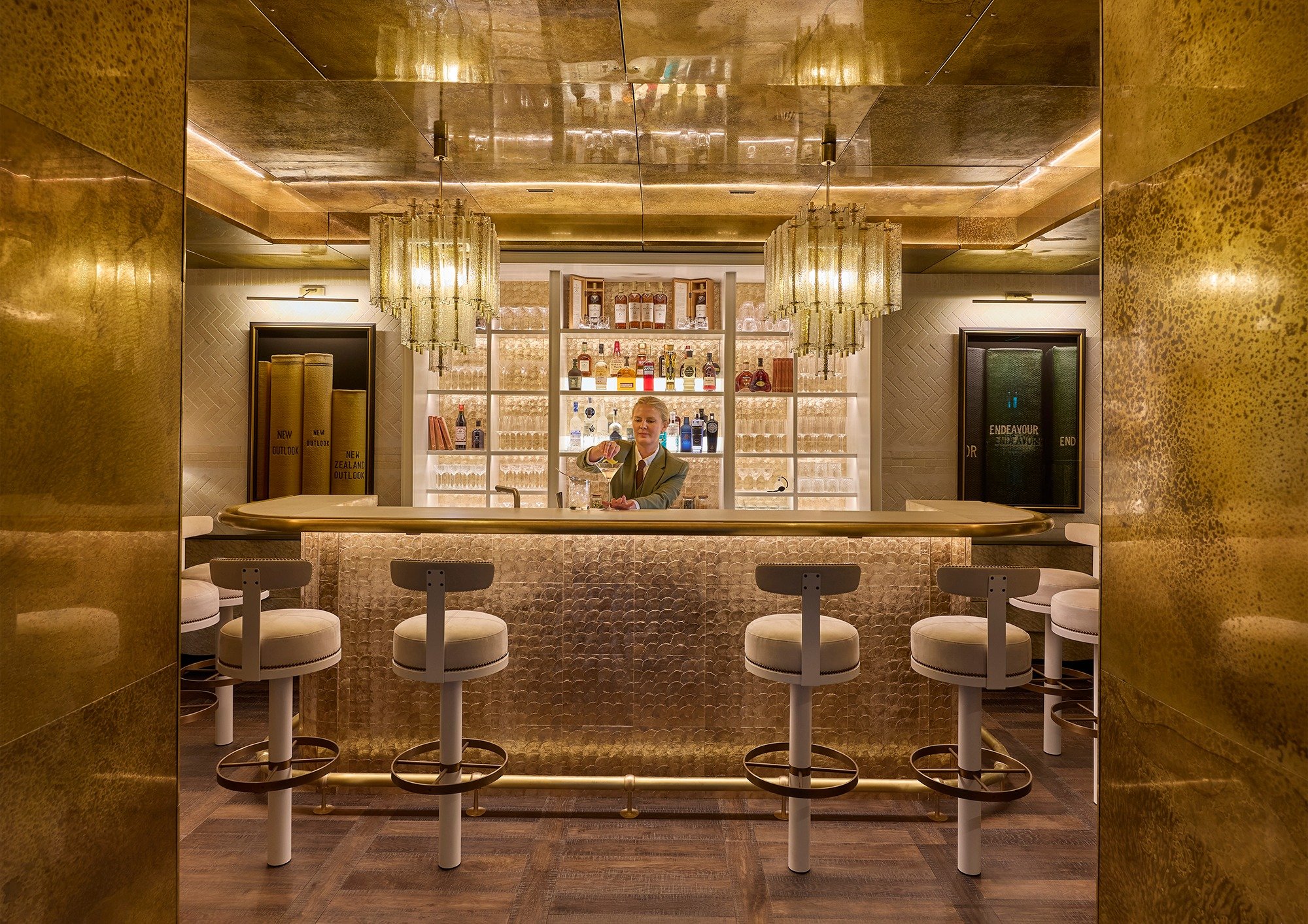 At The Bar in ROKI Collection, brass ceilings gleam over Lake Wakatipu whispers, where bespoke elixirs stir tales of tranquil Queenstown nights.
@roki.queenstown