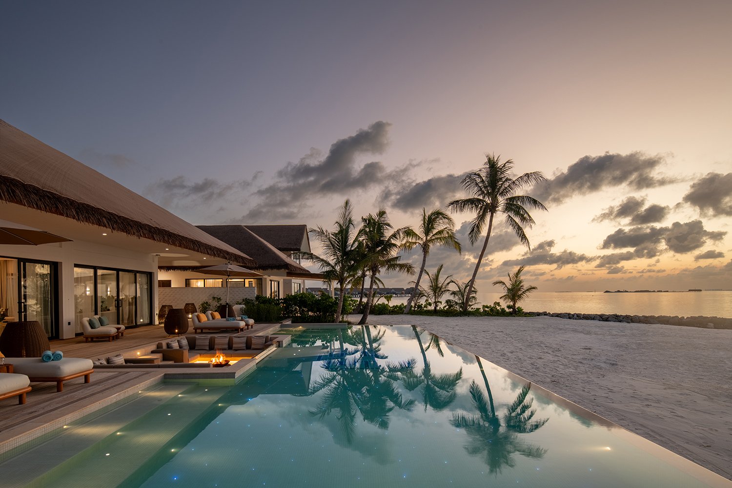 A moment to pause and savour the beauty of the surroundings from the infinity pool at The Residence, offering an exclusive journey, thoughtfully designed around your rhythm and preferences at Hilton Maldives Amingiri Resort &amp; Spa.
@hiltonmaldives