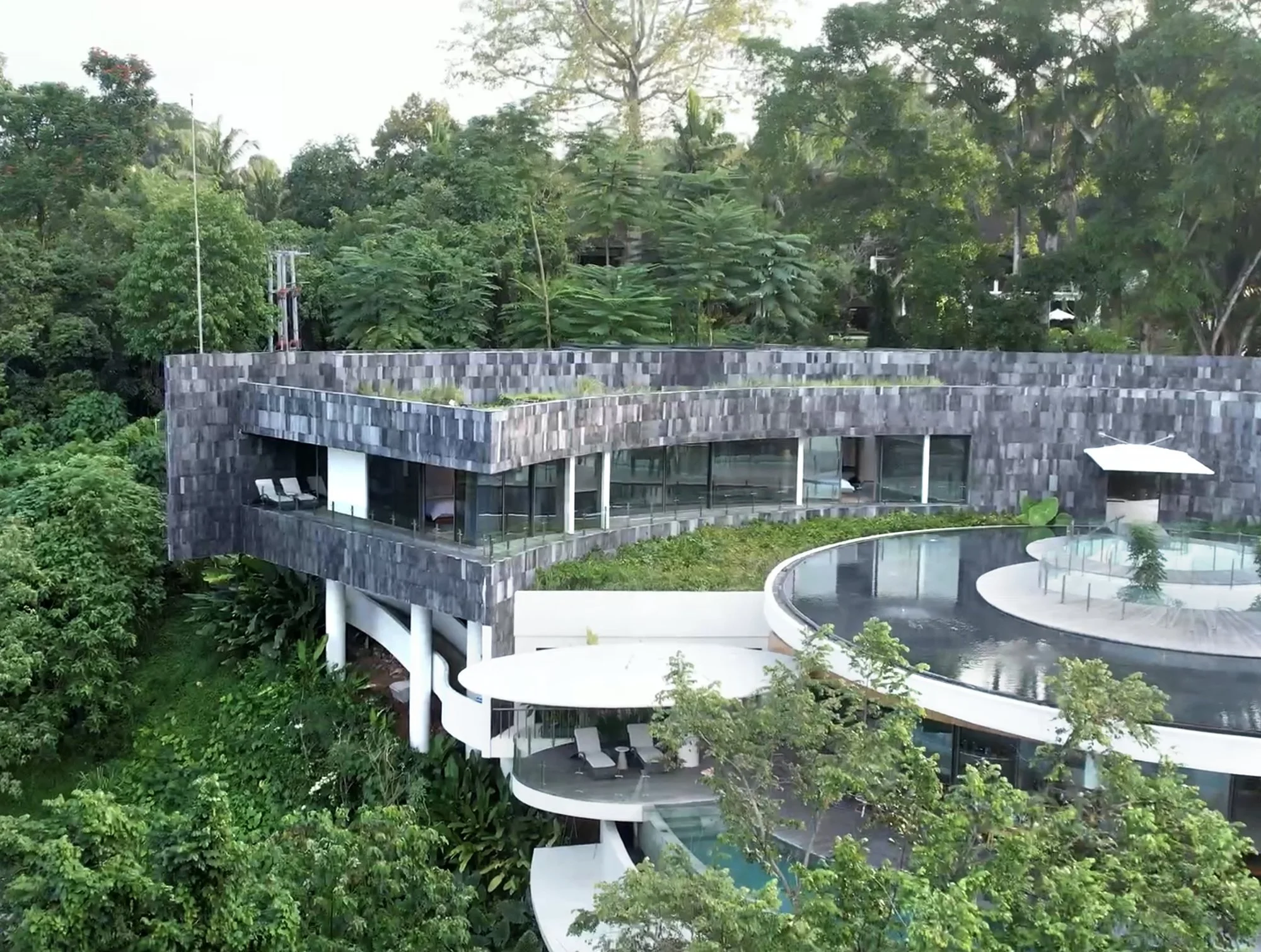 Elevated above the jungle canopy, the modern, light-filled Uma Akasa Penthouse Suite features expansive views, and the sounds of nature flow softly through the air at Bumi Kinar.

@bumikinarubud