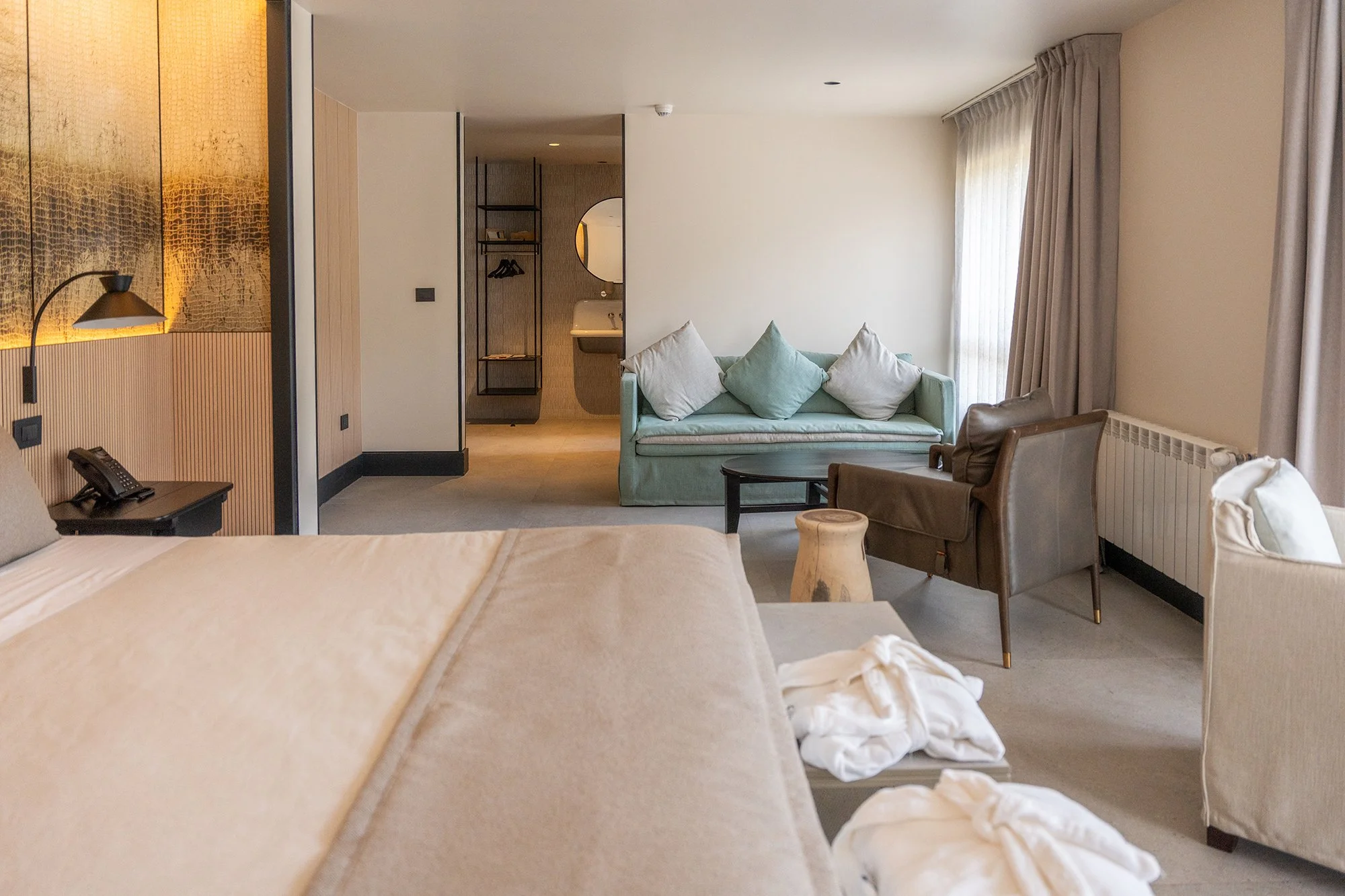 Experience the Junior Suite at Hotel Las Torres Patagonia, providing maximum comfort and an unforgettable stay.

@lastorres.patagonia