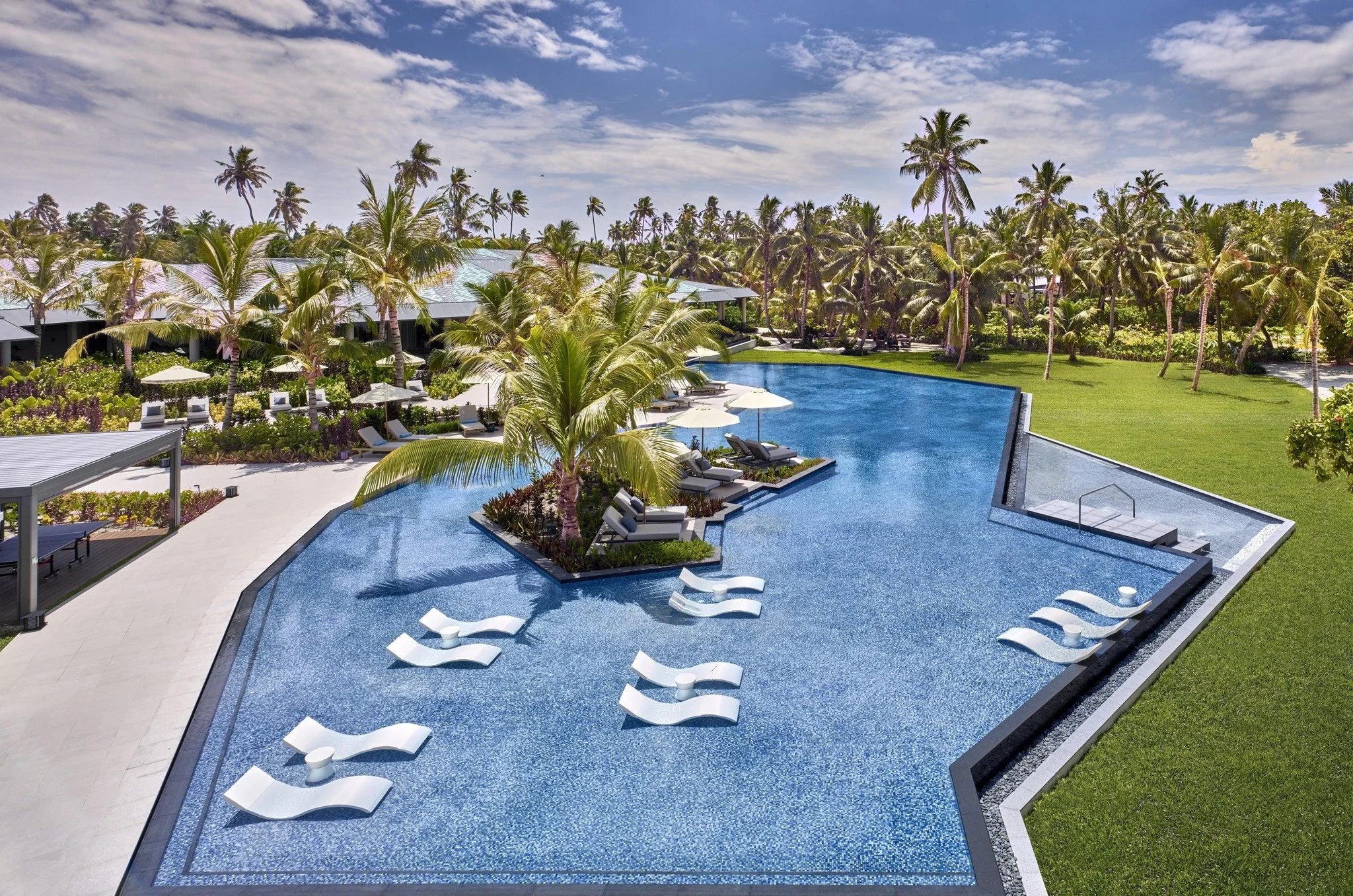 Time slows, the horizon softens, and every swim becomes a moment suspended between ocean and heaven. Pure, barefoot perfection at Waldorf Astoria Seyhelles Platte Island.

@waldorfastoriaplatteisland