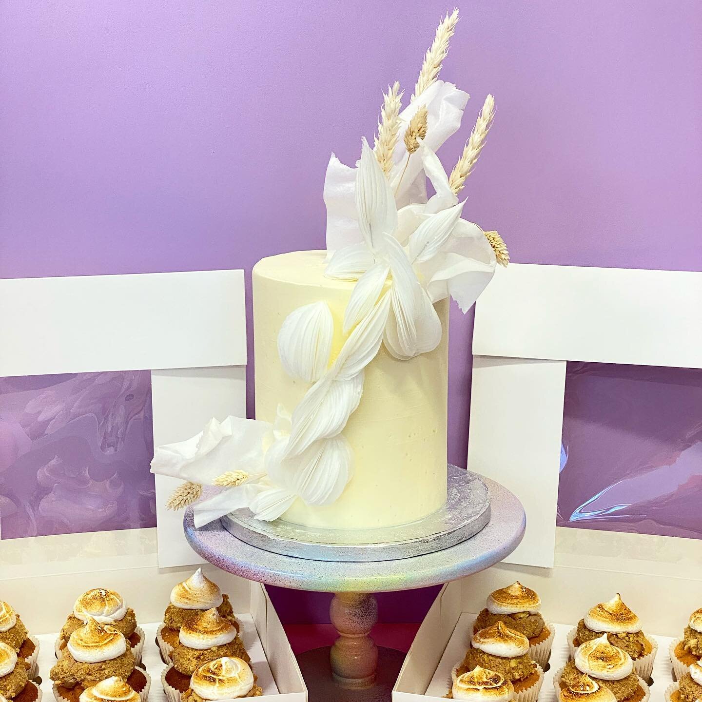 &bull; CAKE &amp; CUPCAKES &bull;
.
.
This maybe a a neutral, sleek, modern cake on the outside but inside its funfetti 😝, served along side our customers fave cupcake from our cake trailer 😍 smores.
.
.
We always tell our wedding clients your wedd