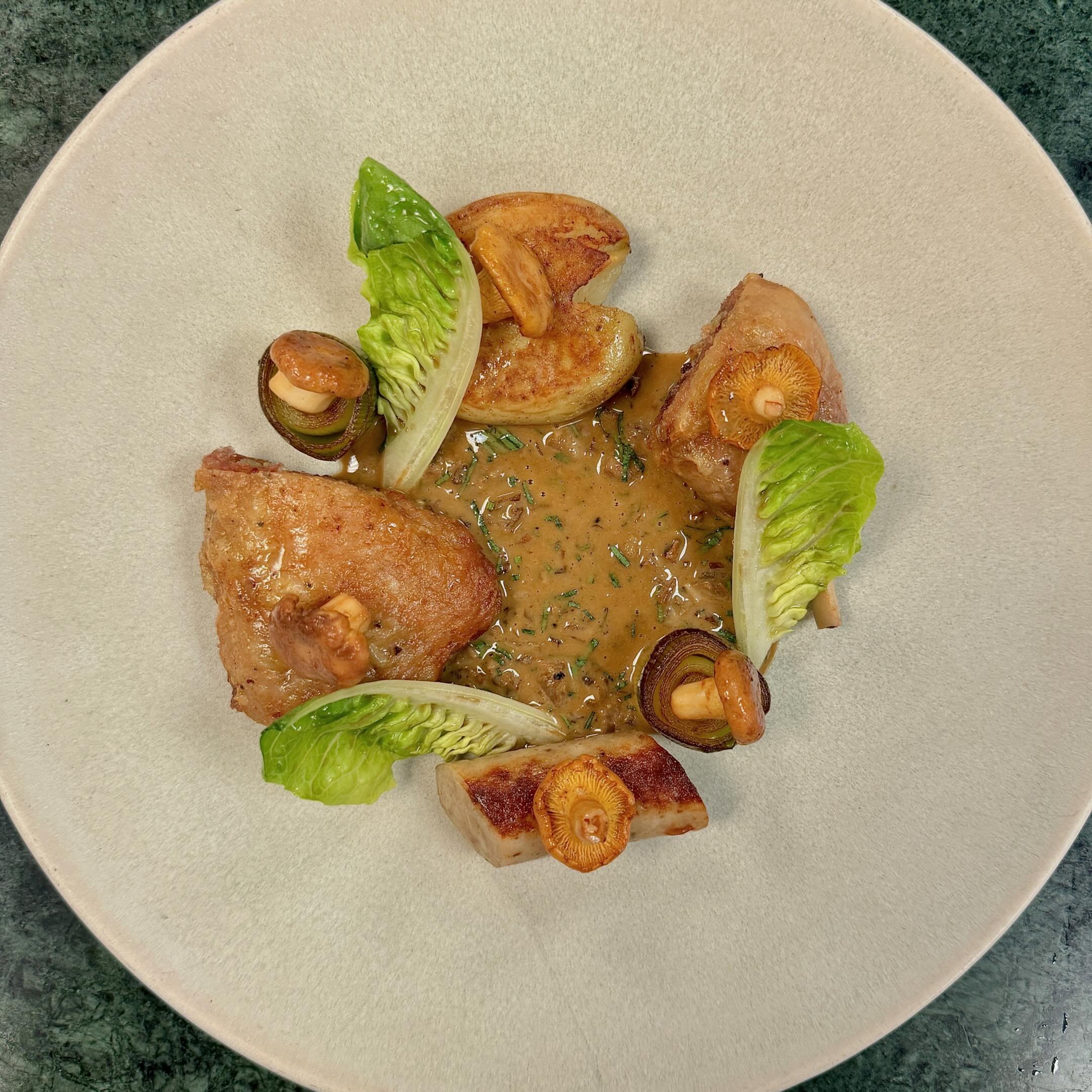 𝗡𝗲𝘄 𝗗𝗶𝘀𝗵 
Confit leg of guinea fowl with Alsace white sausage, braised leek, girolles, new season Jersey Royals, cep cream
&bull;
Photo credit and dish created by our Head Chef @richhstagram
&bull;
&bull;
&bull;
#newdish #guineafowl #leek #gir