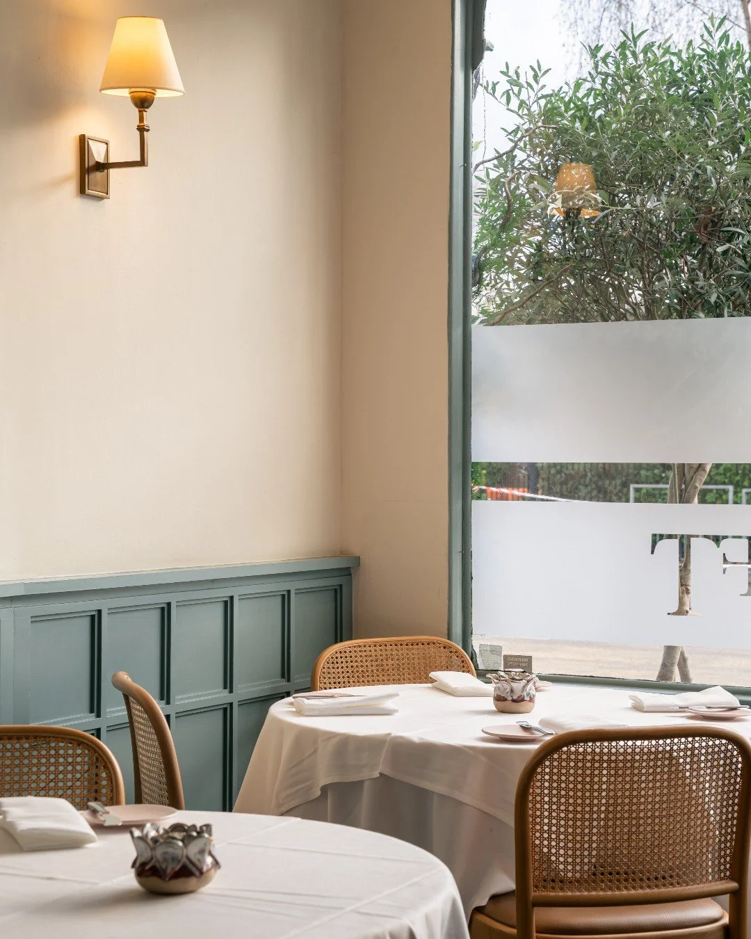 There&rsquo;s something timeless about a well-laid table.

Soft light, pressed linen, the gentle rhythm of service&hellip;details that have defined French dining for generations. 🇫🇷

From the framed carte de saison to the final placement of a glass