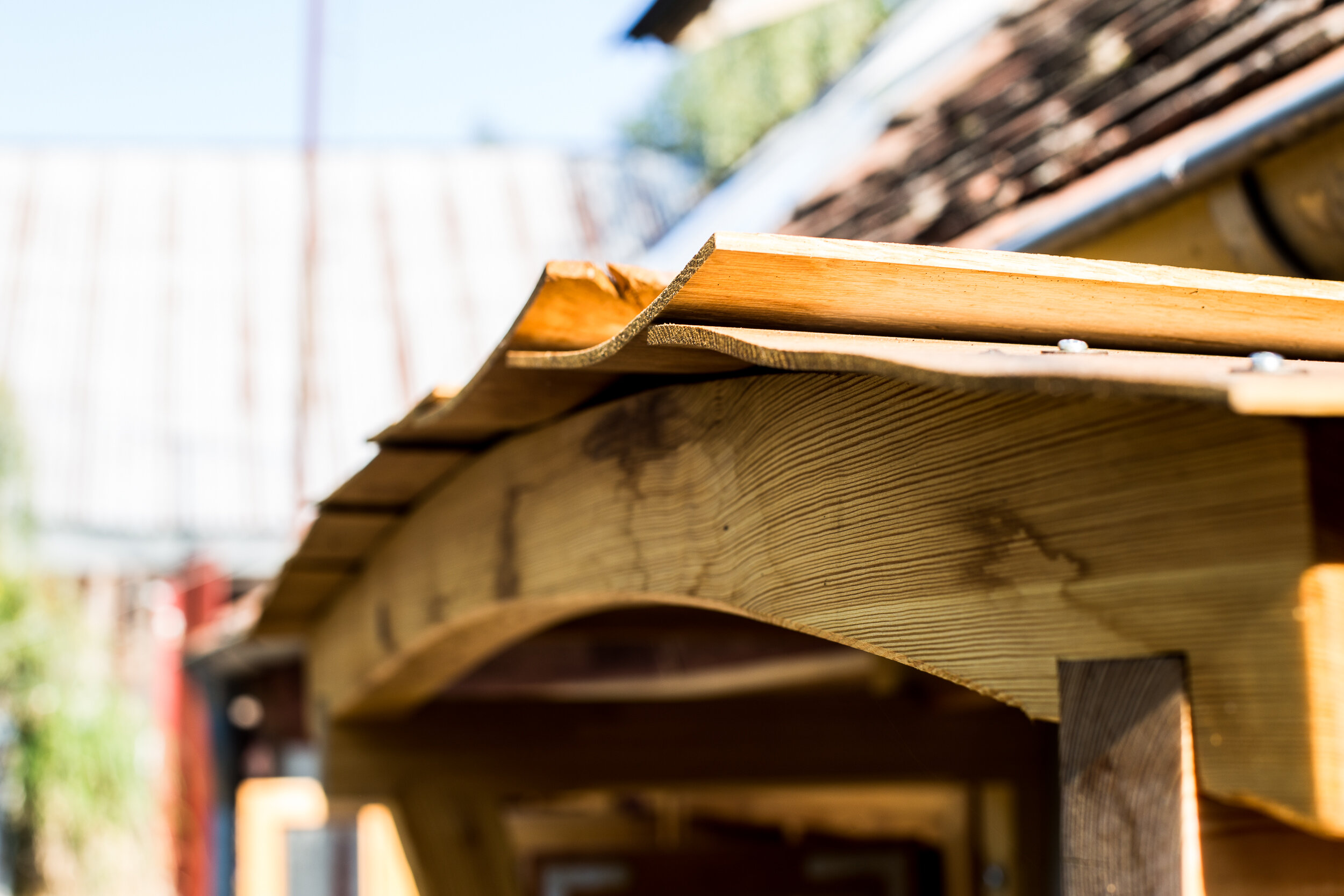 Vordach mit Holz-Schindeln