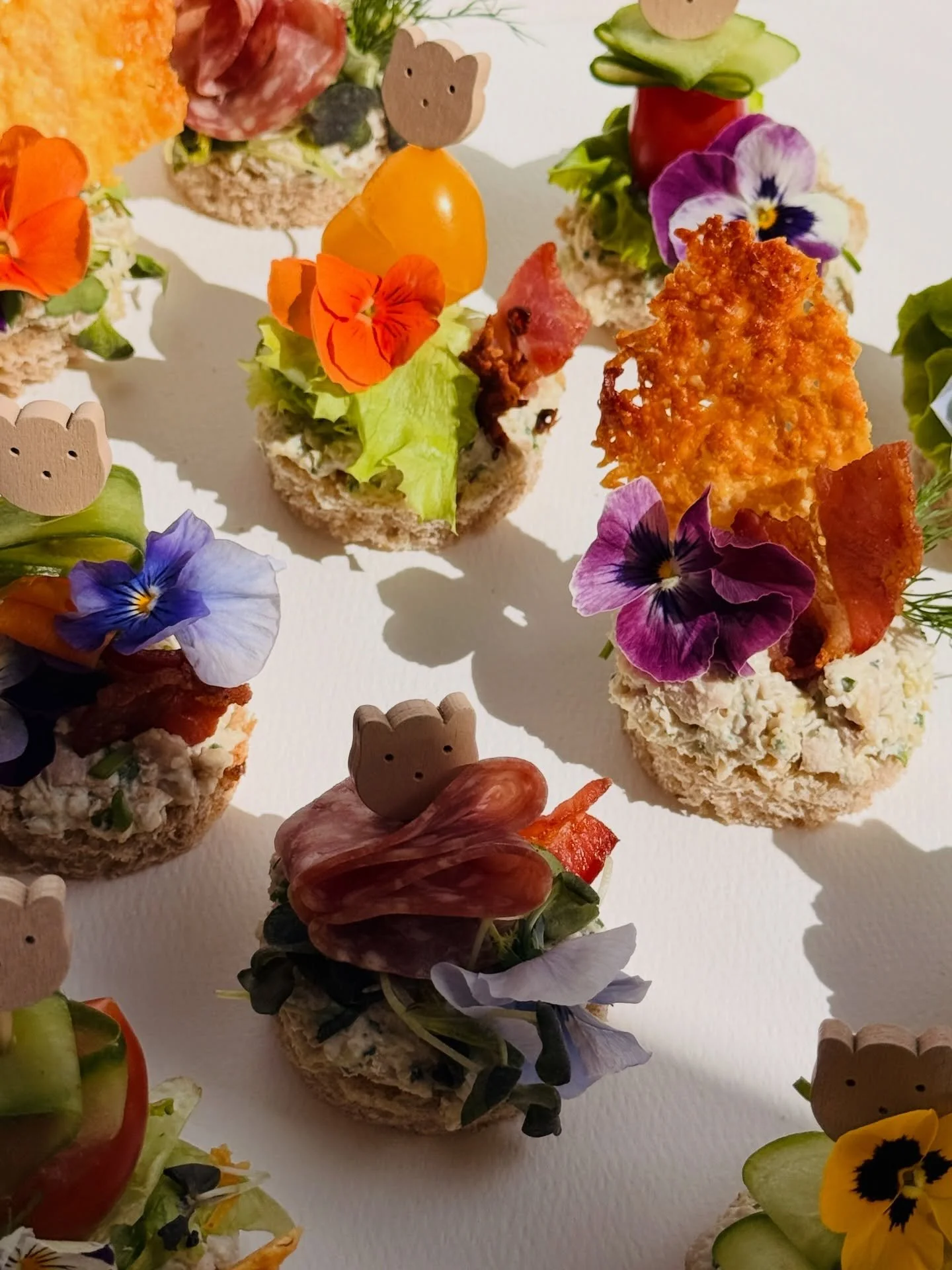 Our mini sandwiches with chicken salad ✨

Creamy, herby chicken salad
Layered with fresh greens, seasonal toppings, and edible flowers. For kids and parents❤️