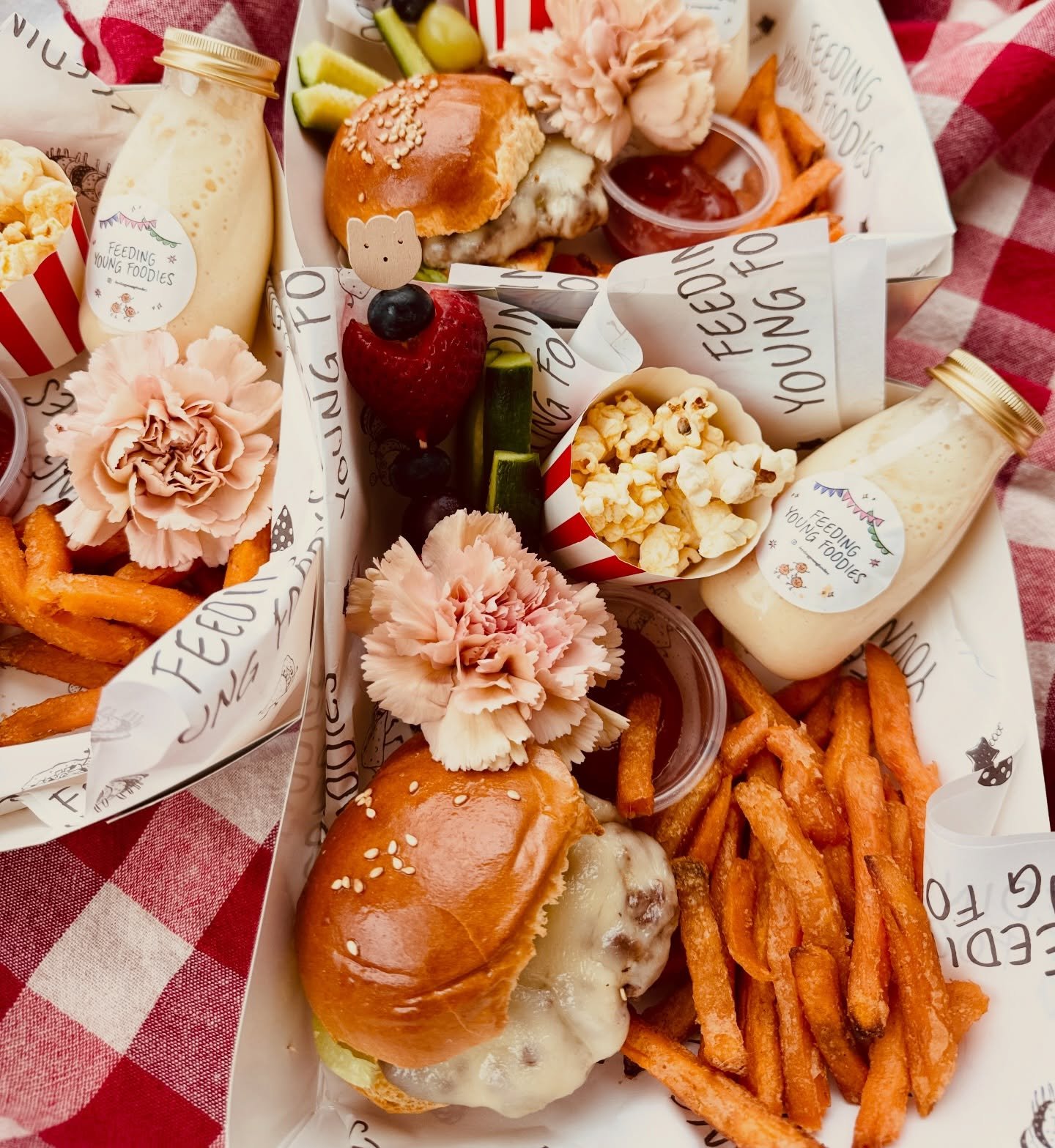 Meet our new Foodie Trays ✨
Perfect for ages 3&ndash;16.

Each tray is a complete, beautifully curated experience:
&bull; Golden chicken nuggets / mini burgers / sandwiches
&bull; Sweet potato fries
&bull; Seasonal fruits 
&bull; Smoothies or mocktai