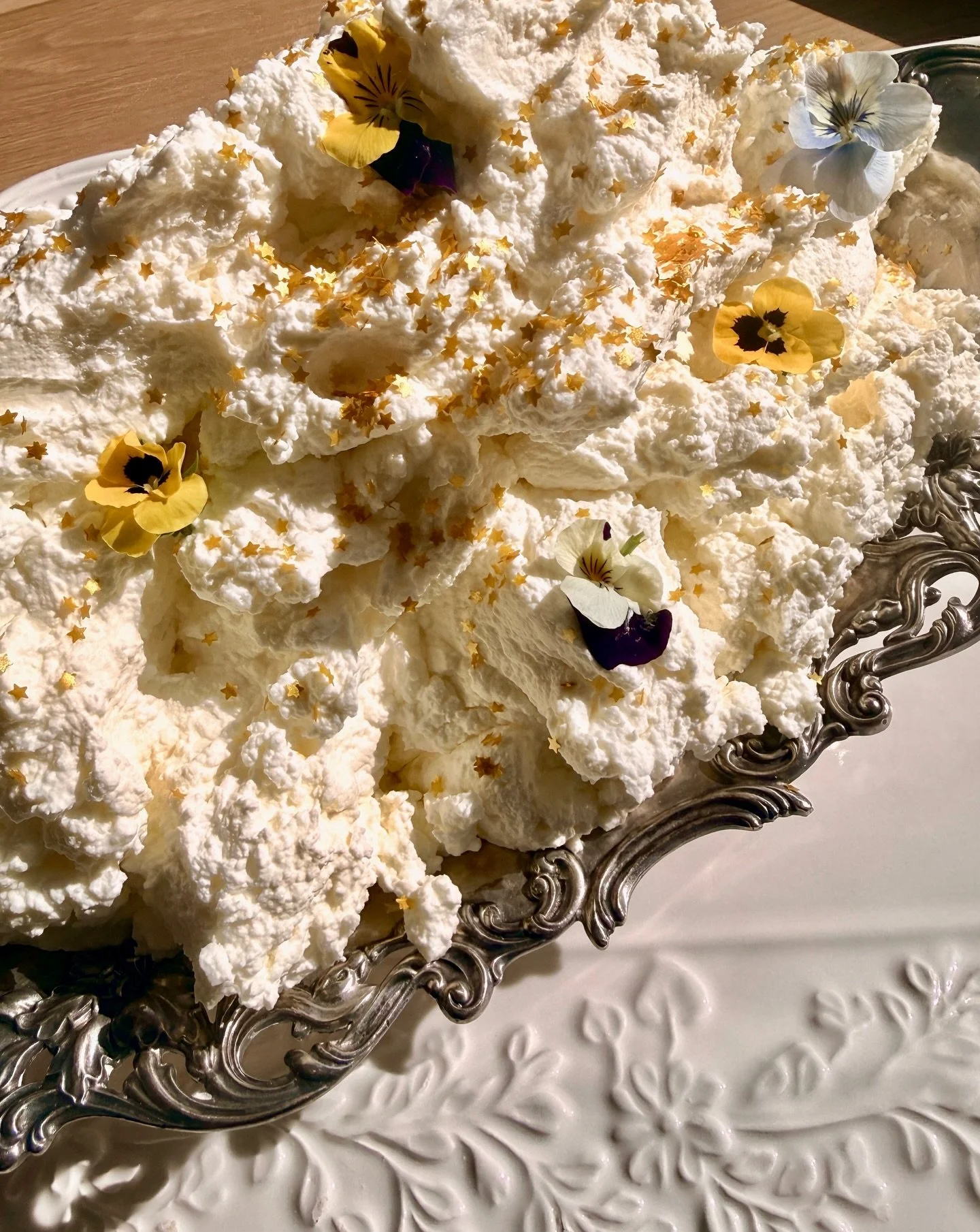 Whimsical, they say&hellip; ✨
but for us, it&rsquo;s never been a trend.

It&rsquo;s how we see food.
A little magic, a little story&hellip;

Our signature focaccia is served this way - with clouds of whipped butter, edible flowers, and just a touch 