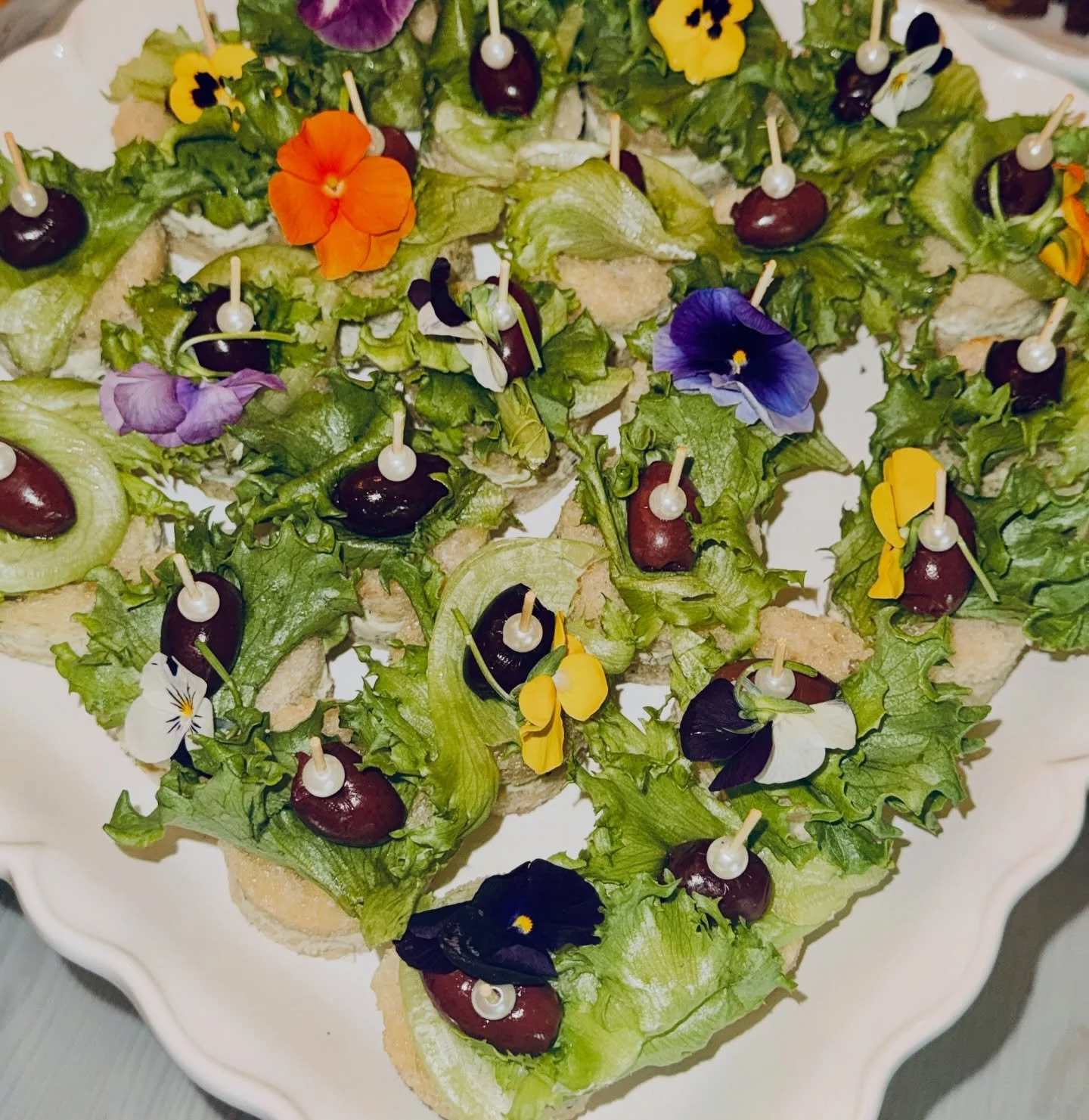 We cater for beautiful baby shower this weekend 🌸

From house-baked pumpernickel bread and buttery French croissants for delicate finger foods, to edible flowers scattered across the table and our signature garden focaccia.

We spent mornings at loc