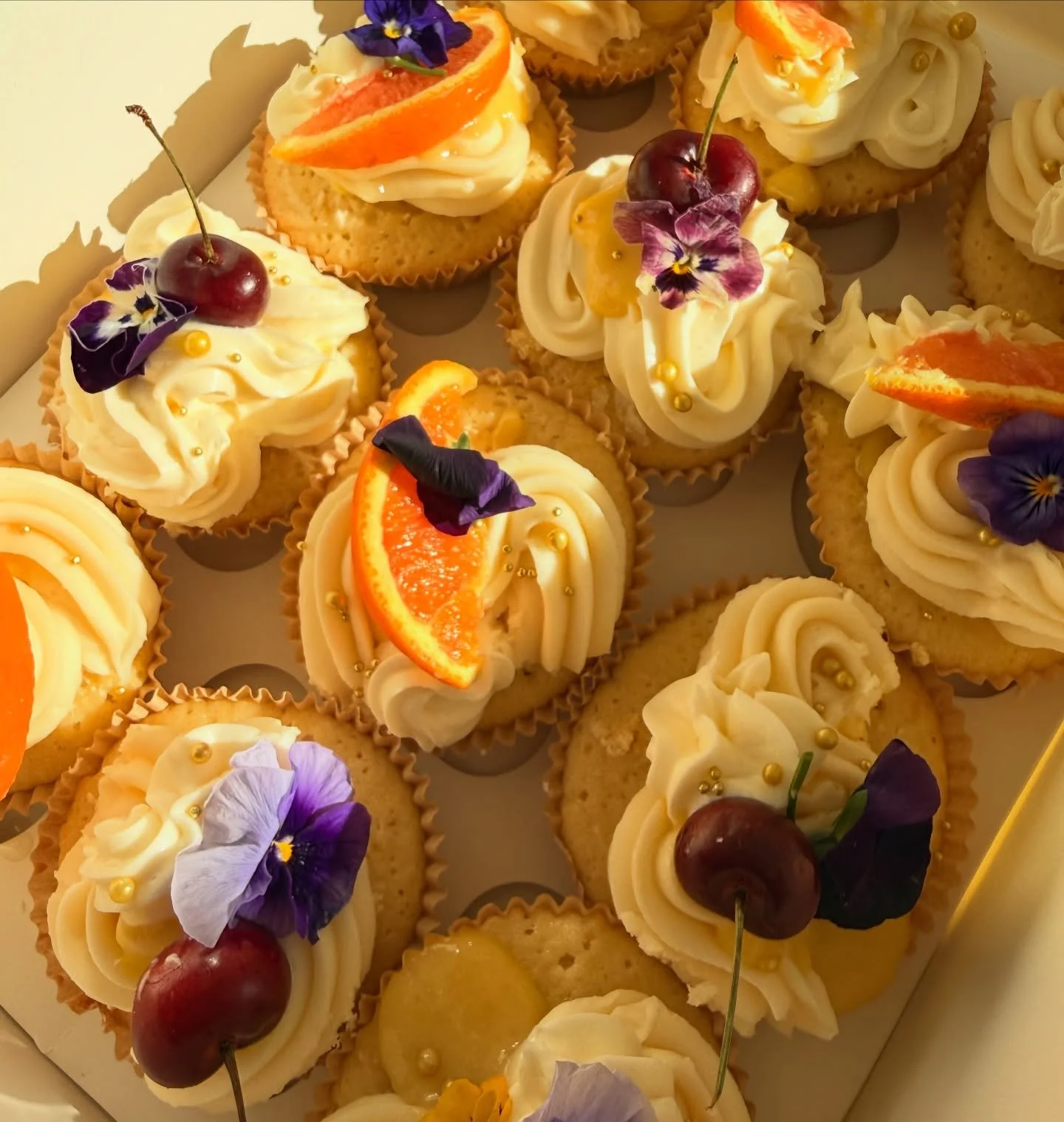 Golden hour ✨🌞Brown sugar lemon curd cupcakes &amp; marble brownies with cream cheese swirls, and the kind of sweetness that tastes like summer evenings.