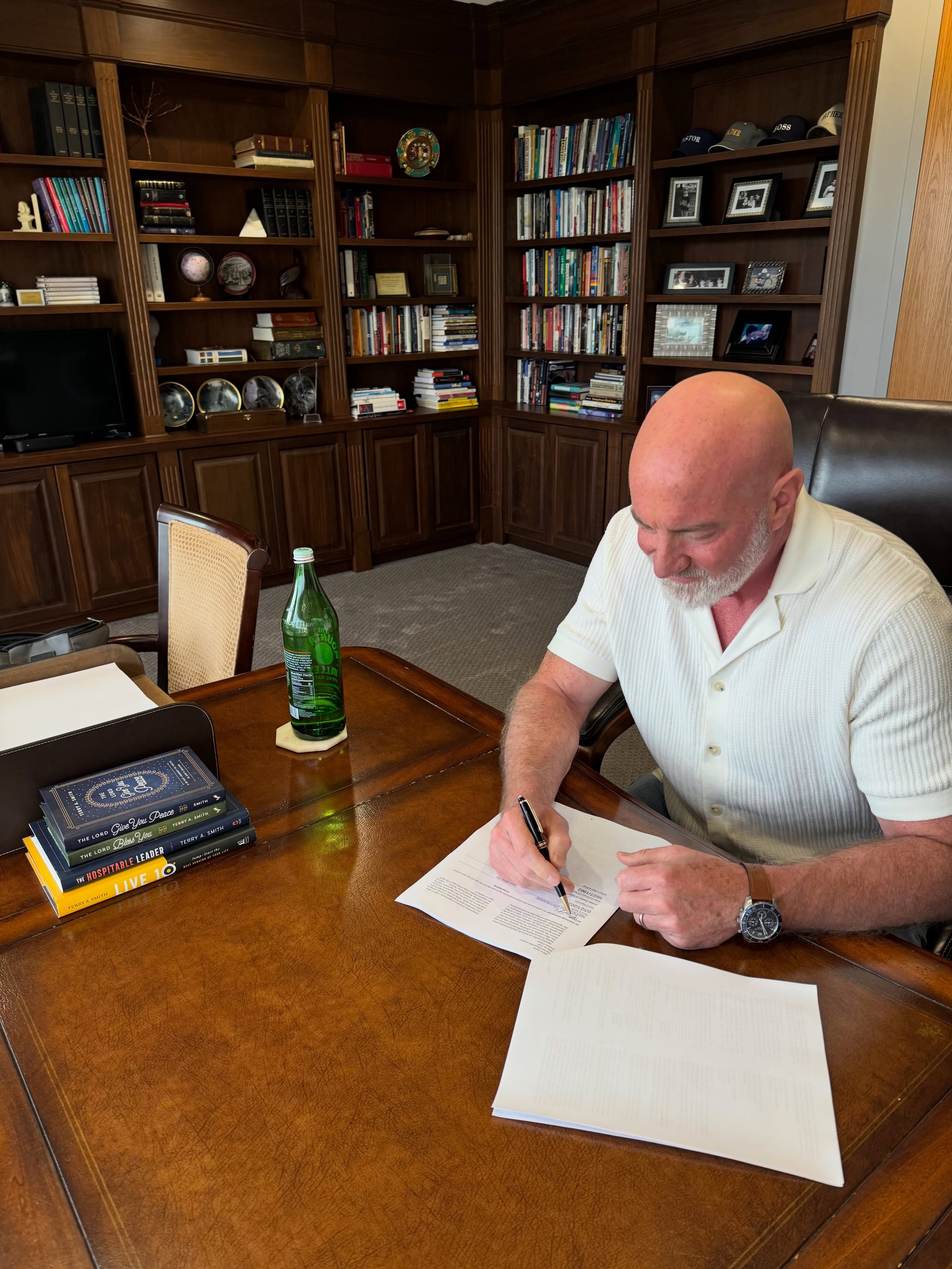 A meaningful moment today as I formally signed the contract for my next book. This will be my 5th published book and my 4th with @bakerpublishinggroup. A special thanks to the great Kim Bangs (@kmmebangs) - Editorial Director of @chosen_books (An imp
