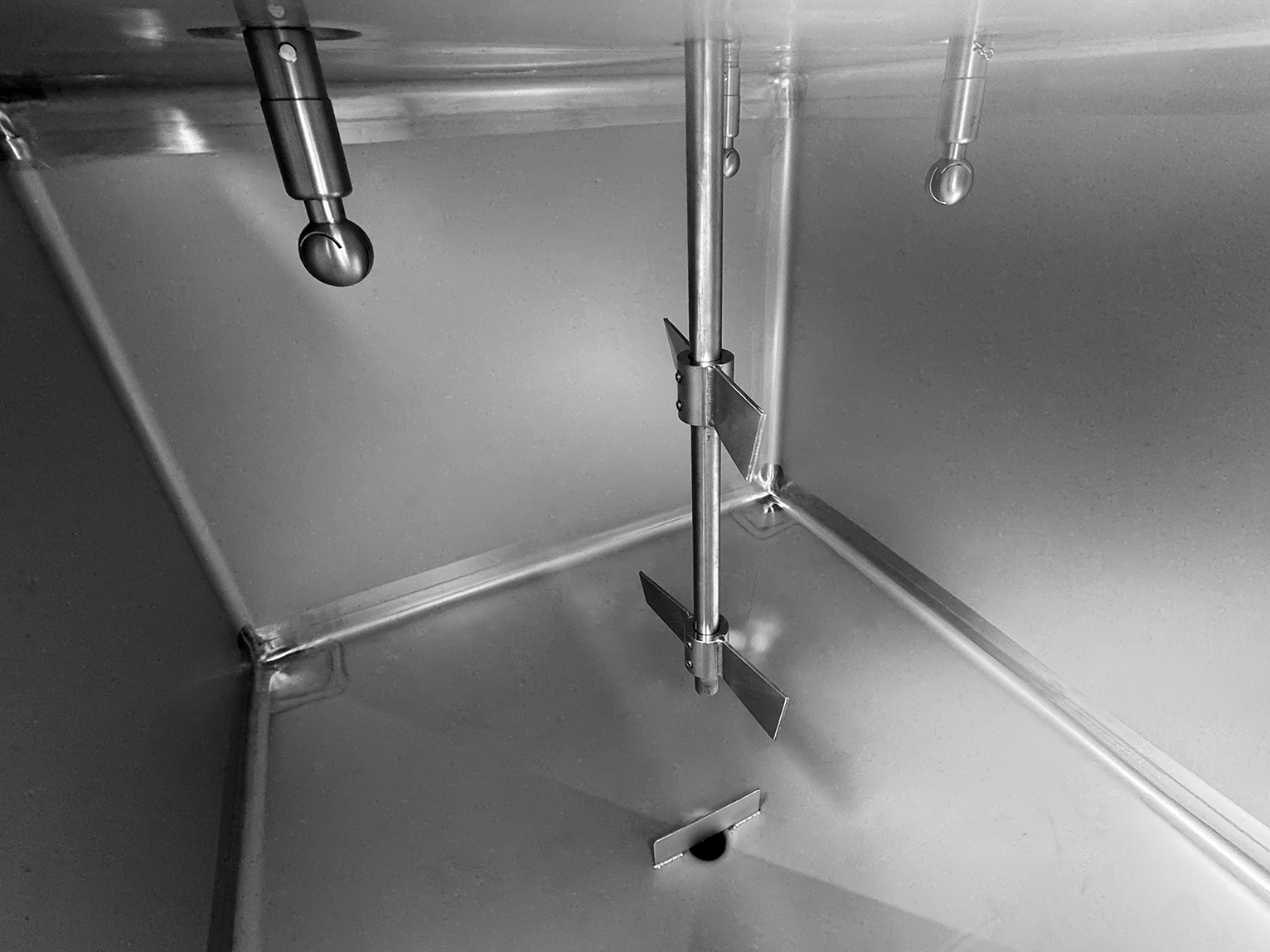 200_gal_mixing_tote_inside.png