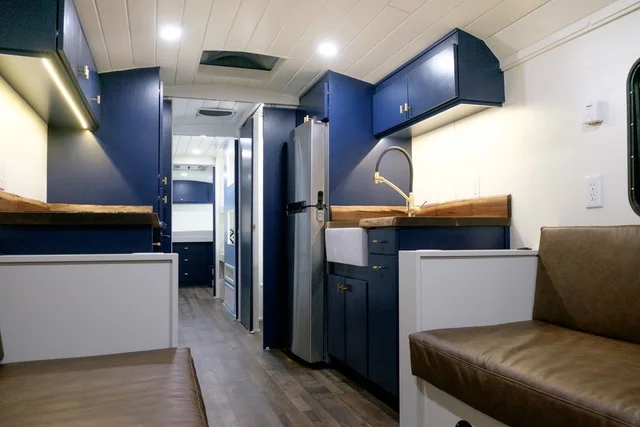 WideWonderBus_finished_Living.jpeg