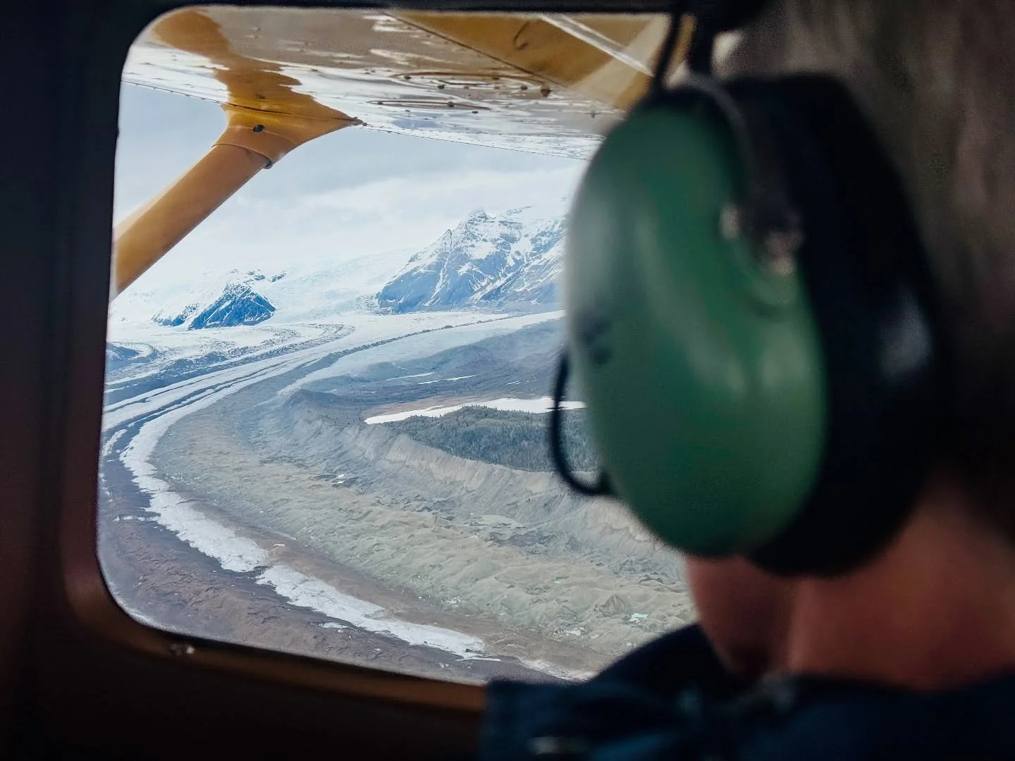 Snow-dusted peaks and smooth skies this morning from McCarthy to Chitina! ❄️ This winter wonderland won&rsquo;t last forever&mdash;soon the snow will melt, and summer will take over. For now, we&rsquo;re soaking up every magical moment!

We fly this 