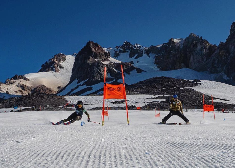 Hood goods 🌋❄️⛷. MVP @pattypatdown with the follow cam footy all camp long! #mthood #volcanoskiing
📸: @lalalaurenne