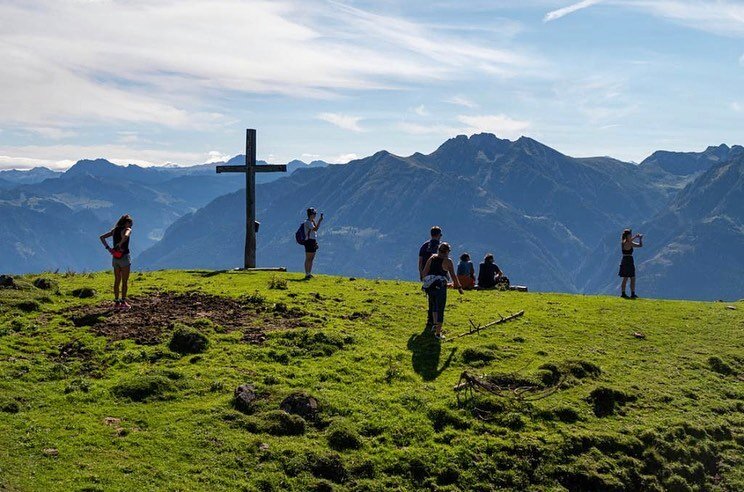 Such a fun and adventurous way to start ski camp. Thx to the @usskiteam medical staff for safely getting us back to work in Europe! Also, planking is still a thing, right? #usskiteam #europeanadventures #sixmonthslater
📷: @breezyjohnsonski @toreyand