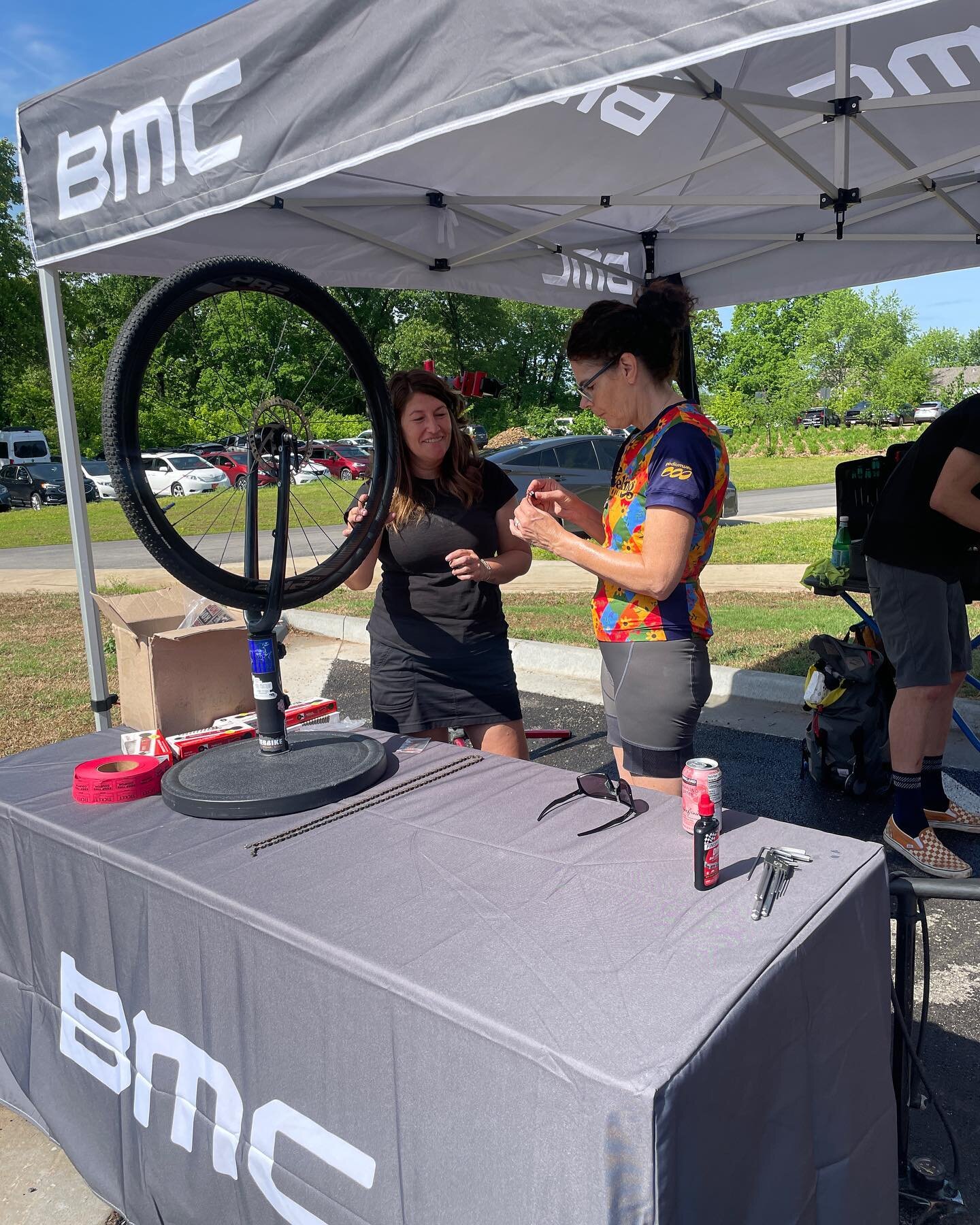 Day three is underway. Leading about tires with @o_acacia , getting bikes worked on at @ride_bmc , nutrition with @jesscerra of @jojebar and of course rides!!!