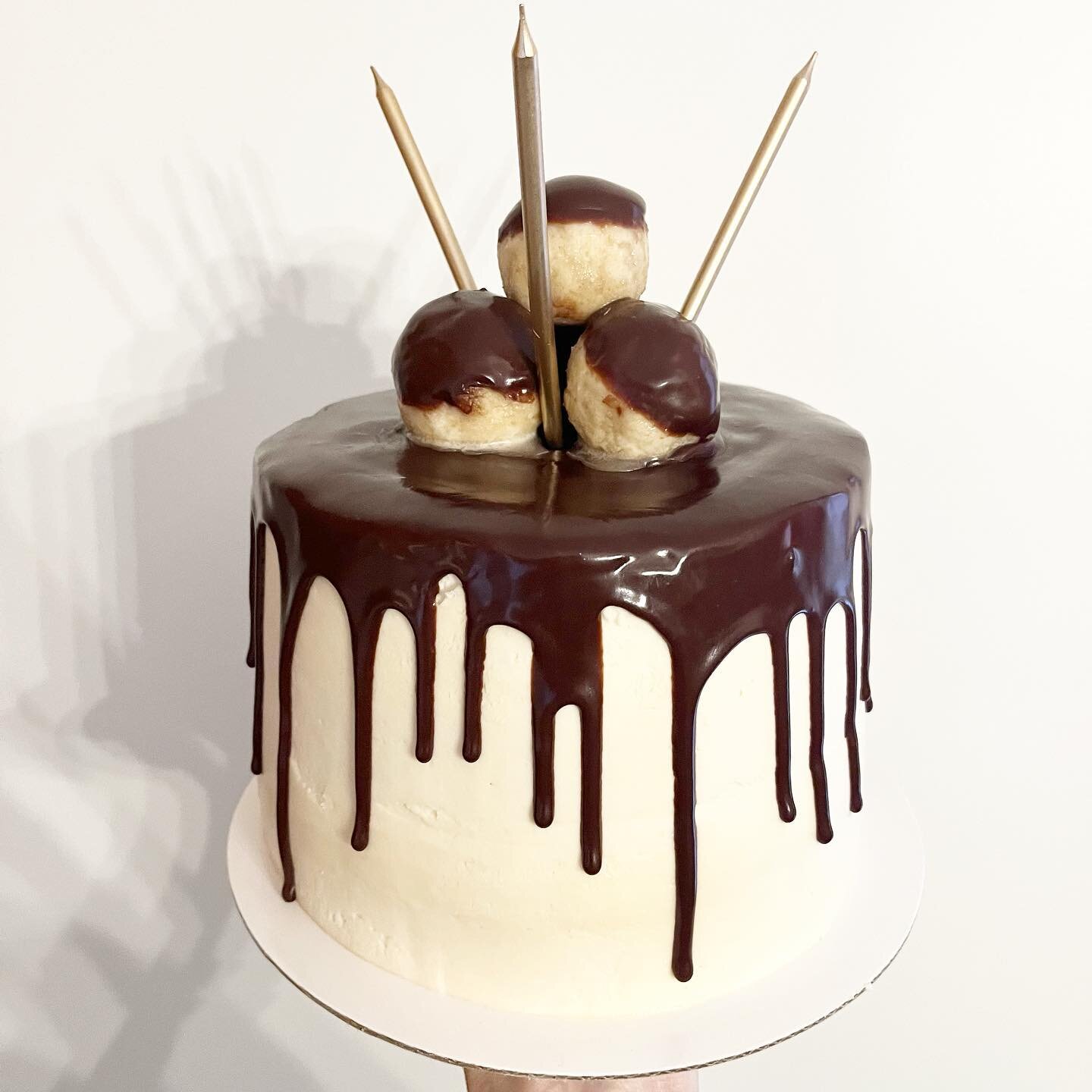 Boston cream pie birthday cake! 🤎🤍I did it! Topped with a potential new treat 🤫

#birthday #birthdaycake #cake #cakedecorating #bostoncreampie #bostoncreamdonut #bostoncreamcake #bostoncream #munchkins #donutholes #donut #cakepops #cakepop #creati