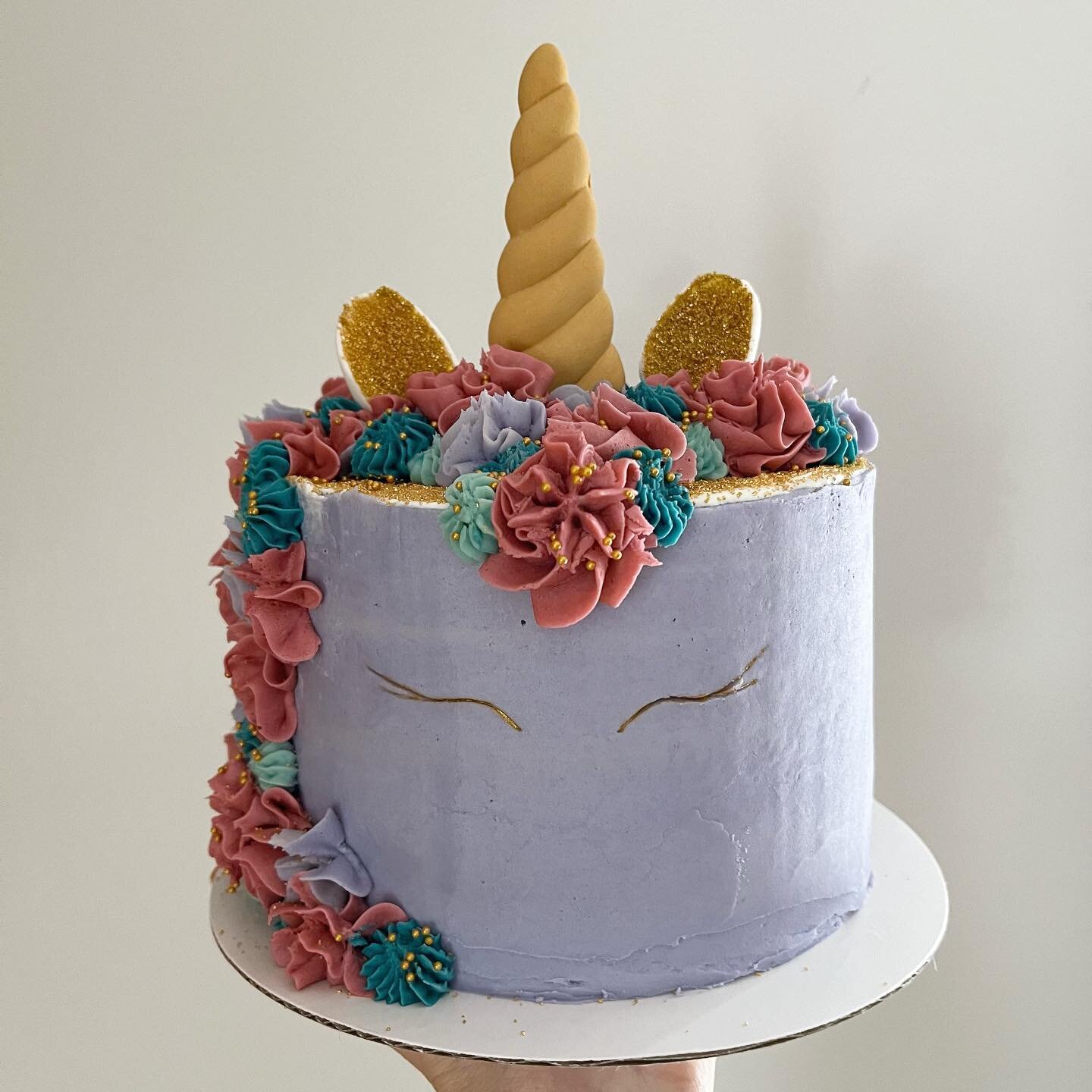 THEE GOLDEN BIRTHDAY MATCHING CAKE 🎈

#unicorncake #cakesofinstagram #cakesofig #cakesofinsta #wiltoncakes #wiltontips #goldenbirthday #unicorn #creativebaking #edibleart #matchingcake #local #glastonburyct #themixingbowlbyjules #makeithappen #madew