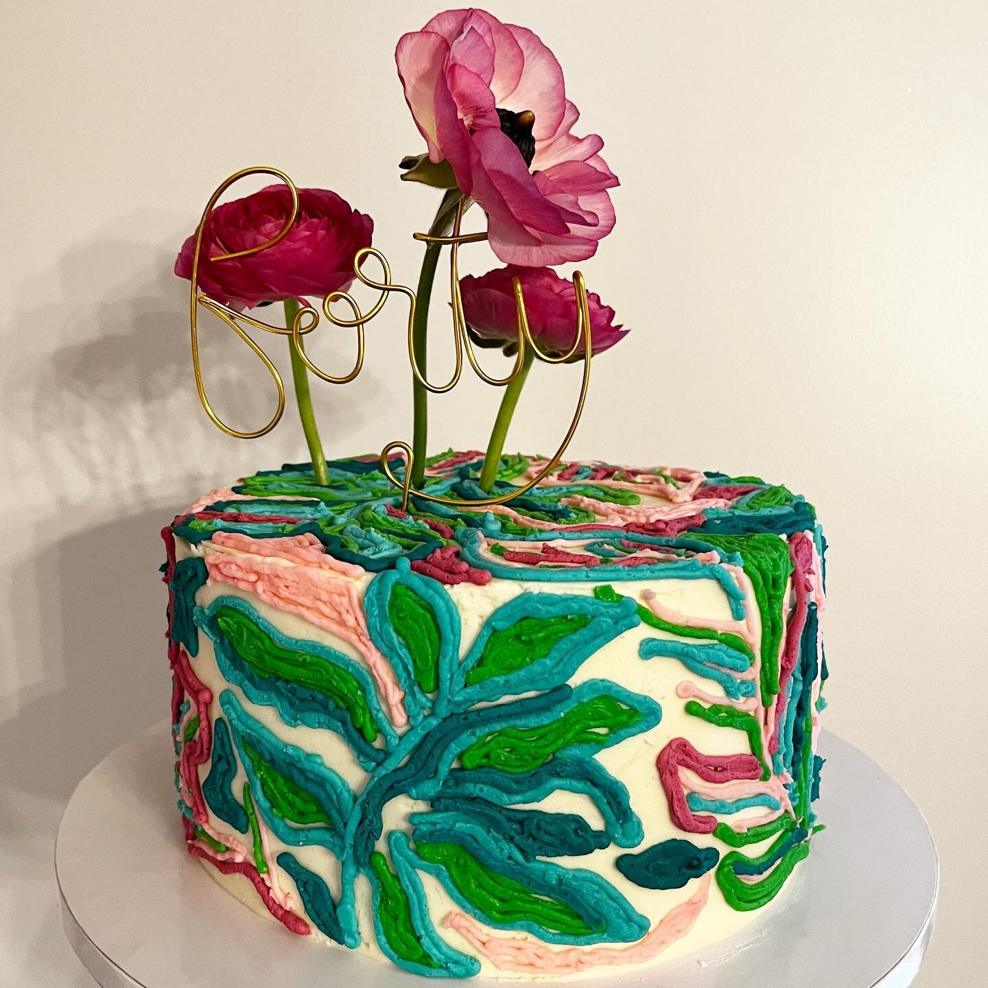 @pulitzerlily inspired cake, and probably one of my favorite cakes to date! 🤍 flowers from @shopcastorandpoly 

#lilypulitzerinspired #lilypulitzer #cakesofinstagram #cakesofig #cakesofinsta #floralcake #flowercake #edibleart #artistsofinstagram #li